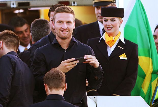 
                <strong>"Fanhansa"-Flug hebt Richtung Brasilien ab</strong><br>
                Er freut sich ganz besonders: Shkodran Mustafi schießt fleißig Erinnerungsfotos. Der Innenverteidiger wurde erst heute morgen vom Bundestrainer für den verletzten Marco Reus nachnominiert. 
              