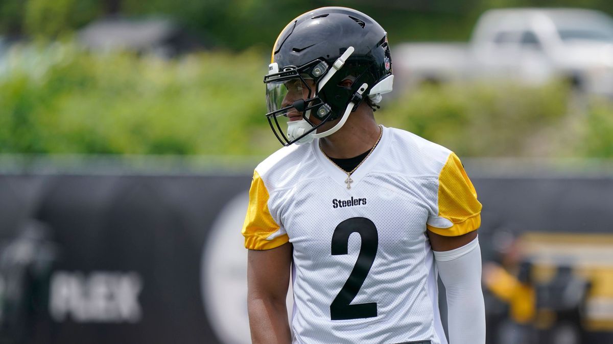 May 23, 2024, Pittsburgh, Pennsylvania, USA: May 23, 2024: Justin Fields 2 during the Pittsburgh Steelers organized team activities (OTA) in Pittsburgh PA at UPMC Rooney Sports Complex. Brook Ward ...
