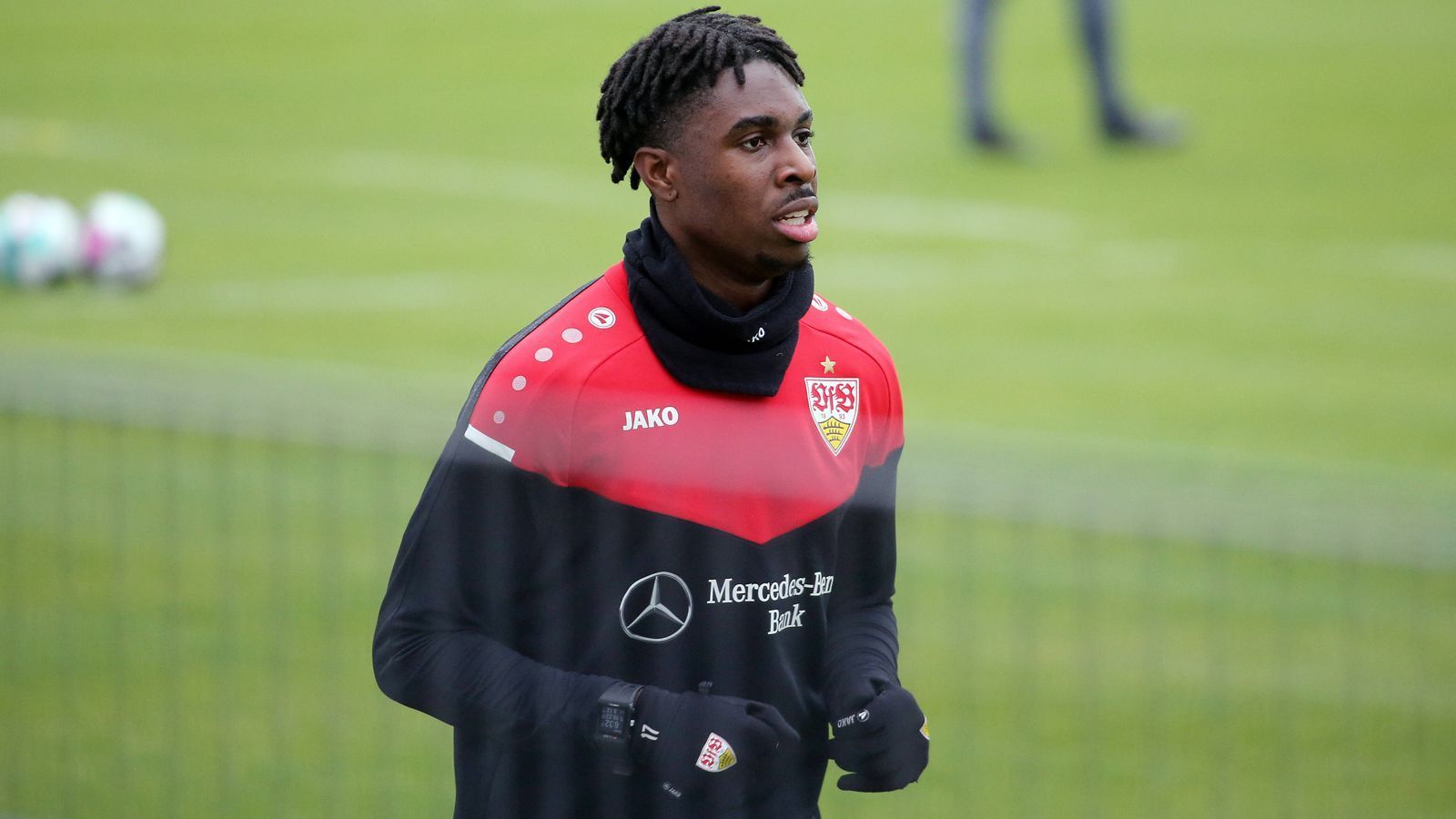 
                <strong>Maxime Awoudja</strong><br>
                Mit 24 Jahren ist Innenverteidiger Maxime Awoudja definitiv kein Talent mehr und entsprechend soll der Deutsch-Togolese beim VfB auch keine weitere Bewährungschance bekommen. Der Rückkehrer nach einer Leihe zum österreichischen Erstligisten WSG Tirol hat dem Bericht nach keine Perspektive mehr bei den Stuttgartern und soll sich trotz Vertrages bis 2023 einen neuen Verein suchen. Der frühere U21-Nationalspieler konnte in Österreich für die bevorstehende Vereinssuche doch ordentlich Eigenwerbung betreiben, kam für die Tiroler immerhin in 21 Bundesliga-Begegnungen zum Einsatz. Für die VfB-Profis bestritt der gebürtige Münchner Awoudja bislang hingegen nur zwei Pflichtspiele.
              