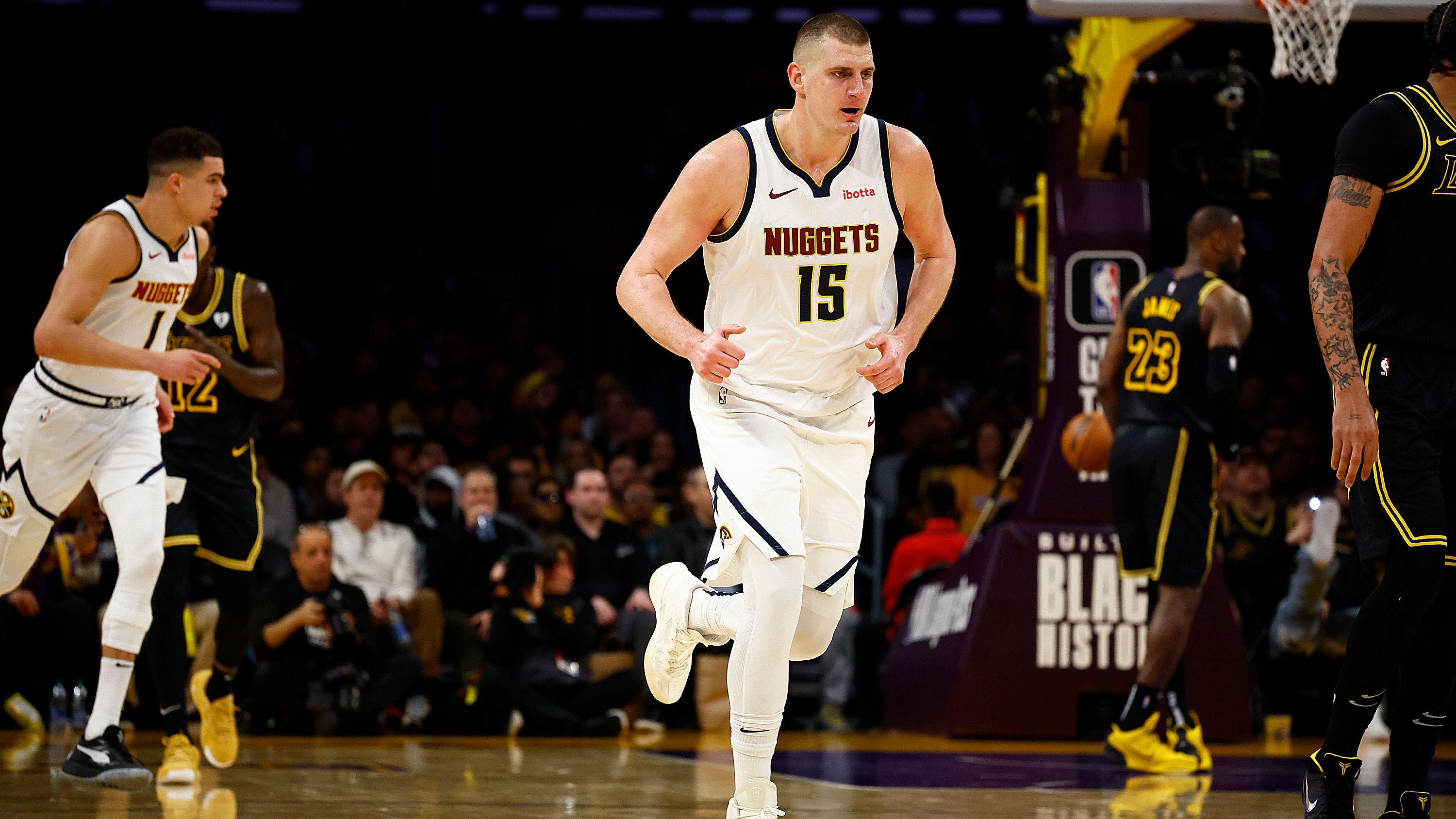 <strong>3. Denver Nuggets (zuvor Rang 5, 36:17)</strong> <br>Komplett easy im Back-2-Back gegen die Blazers. Starkes Finish dank Murray und Jokic bei den erstarkten Lakers. Die Klatsche bei den Kings betitelten die Nuggets als Schedule-Loss. Kann man so sehen. Denver kämpft weiter um Platz 1 im Westen.