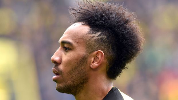 
                <strong>März 2017</strong><br>
                Aubameyang lässt sich den Nike-Swoosh ins Haar färben. Die Aktion gefällt weder dem BVB noch Ausrüster Puma.
              