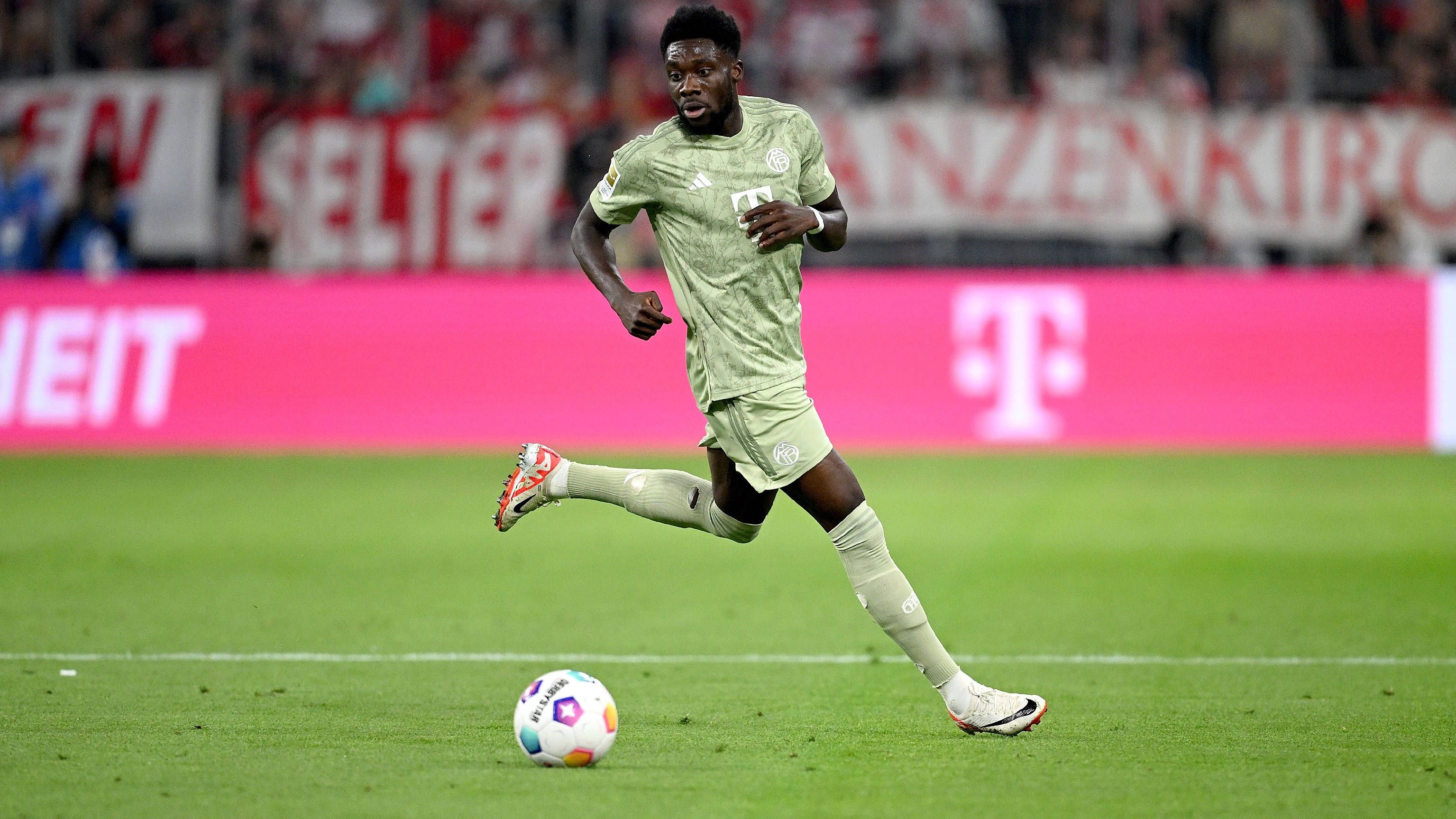 <strong>Alphonso Davies</strong><br>Defensiv wie offensiv in der ersten Hälfte wenig überzeugend, nach der Pause dann stärker. Leitet Kanes Großchance ein (57.), wird dann aber zur tragischen Figur und verursacht am Ende mit seinem Foul an Hofmann den späten Leverkusener Ausgleich. <strong><em>ran</em>-Note: 4</strong>