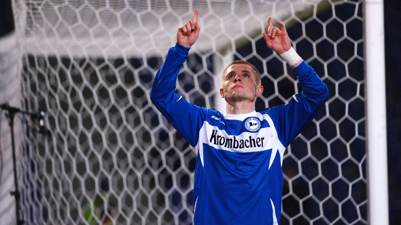 
                <strong>Sturm: Artur Wichniarek</strong><br>
                Der polnische Stürmer erlebte gleich zwei gute Karrierestationen bei der Arminia: Artur Wichniarek führte Bielefeld 2002 mit 20 Toren zum Aufstieg und kehrte 2006 nach schwachen Jahren bei Hertha BSC zurück zur Alm, nur um zu alter Stärke zurückzufinden. Wichniarek traf in allen drei Saisons bis 2009 immer zweistellig und leistete so zwei Mal seinen Anteil am Klassenerhalt in der Bundesliga. Insgesamt bestritt der Pole 216 Spiele für Bielefeld und erzielte dabei 88 Tore. 
              