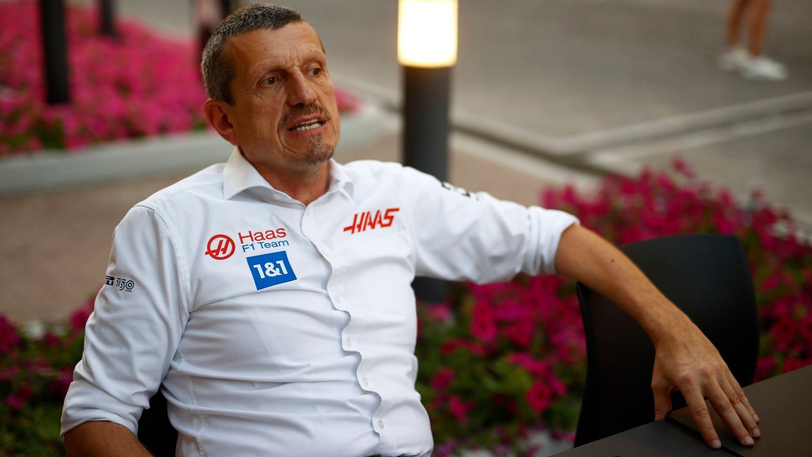 
                <strong>Verlierer: Günther Steiner</strong><br>
                Der Haas war zwar deutlich konkurrenzfähiger als in der Vorsaison und ließ in der Konstrukteurswertung AlphaTauri sowie Williams hinter sich. Der Führungsstil von Günther Steiner, der Schumacher mehrmals öffentlich kritisierte, war allerdings ausbaufähig. "Sky"-Experte Ralf Schumacher findet: "Personalführung kann man das ja nicht nennen." Selbst Mercedes-Teamchef Toto Wolff spottet über Steiner: "Das ist sein Management-Stil. Der kommt vom Berg, da ist die Luft dünner, da kann man nicht immer so gut nachdenken." Tatsächlich ist eine echte Philosophie nicht zu erkennen. Setzte Steiner 2021 mit Schumacher und Nikita Mazepin noch auf zwei Rookies, vertraut er 2023 mit Magnussen und Hülkenberg auf zwei Fahrer im Spätherbst ihrer Karriere.
              