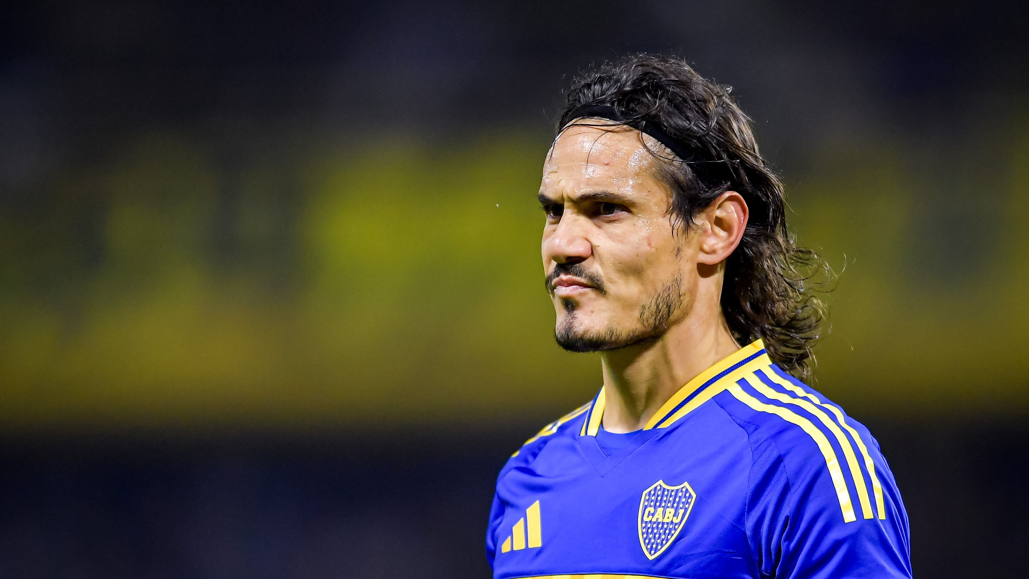 <b>Boca Juniors</b><br>Mit Edinson Cavani (Bild) kickt bei Boca noch ein echter Weltstar. Der 38-Jährige ist wie Ander Herrera Teil des Kaders. Herrera ist mittlerweile 35 Jahre alt und spielte wie Cavani für Top-Teams wie Paris Saint-Germain oder Manchester United. Mit Marcos Rojo, Rodrigo Battaglia und Keeper Sergio Romero gibt es noch drei namhafte Stars Argentiniens in den Reihen der Juniors. Wie auch der Ex-Hoffenheimer Luis Advincula. Der 35-Jährige ist nach wie vor Nationalspieler Perus und kommt bislang auf 127 (!) Länderspiele.