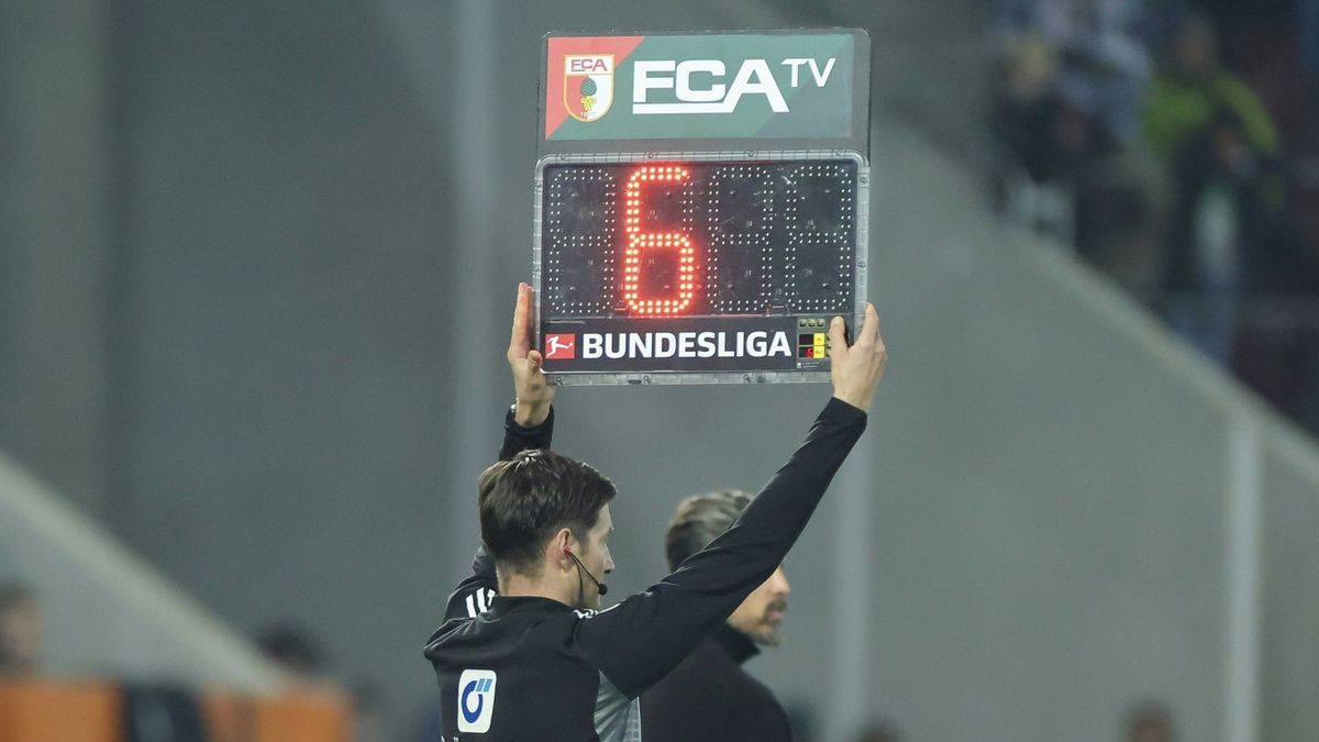 Matthias Jöllenbeck zeigt die Nachspielzeit an