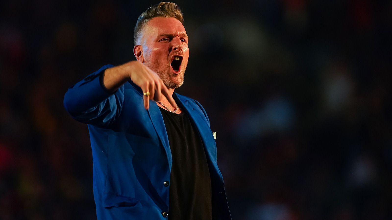 <strong>Draft 2019: Hype-Mann McAfee</strong><br>
                Mit seiner Talk-Show hat Pat McAfee seinen Bekanntheitsgrad als NFL-Profi übertroffen. Doch den Indianapolis Colts bleibt der Ex-Punter immer noch verbunden. Am besten war das im Draft 2019 zu sehen, als er den Drittrundenpick des Teams bekannt geben durfte. Vor den Zuschauern in Nashville verkündete er in Wrestling-Manier, dass sich die Colts für Linebacker Robert Okereke entschieden hatten.