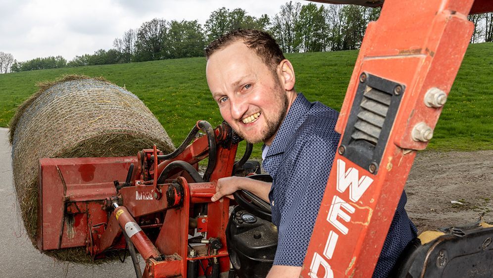 63 Hektar hat Christoph zu bewirtschaften, seine Eltern helfen ihm dabei.