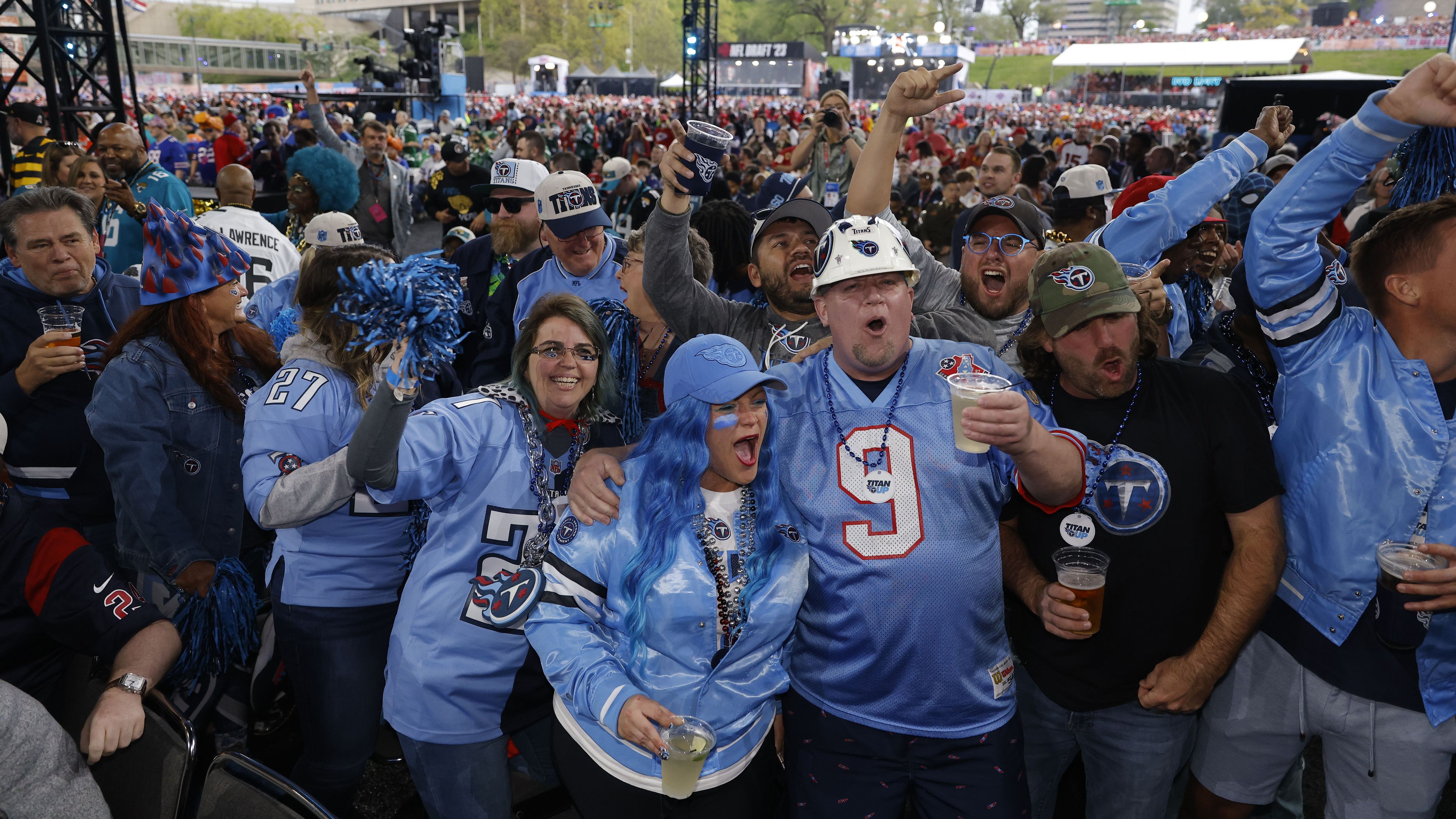 <strong>Tennessee Titans</strong><br>Von 1960 bis 1996 waren die heutigen Titans als Houston Oilers am Start, ehe das Team mit Star-Quarterback Steve McNair nach Tennessee zog. Zunächst spielte man in Memphis als Tennessee Oilers, 1998 folgte der Umzug innerhalb des Bundesstaates nach Nashville. Ein Jahr später benannte sich das Team in Tennessee Titans um. Größter Erfolg seitdem: Das Conference Championship Game 2019.