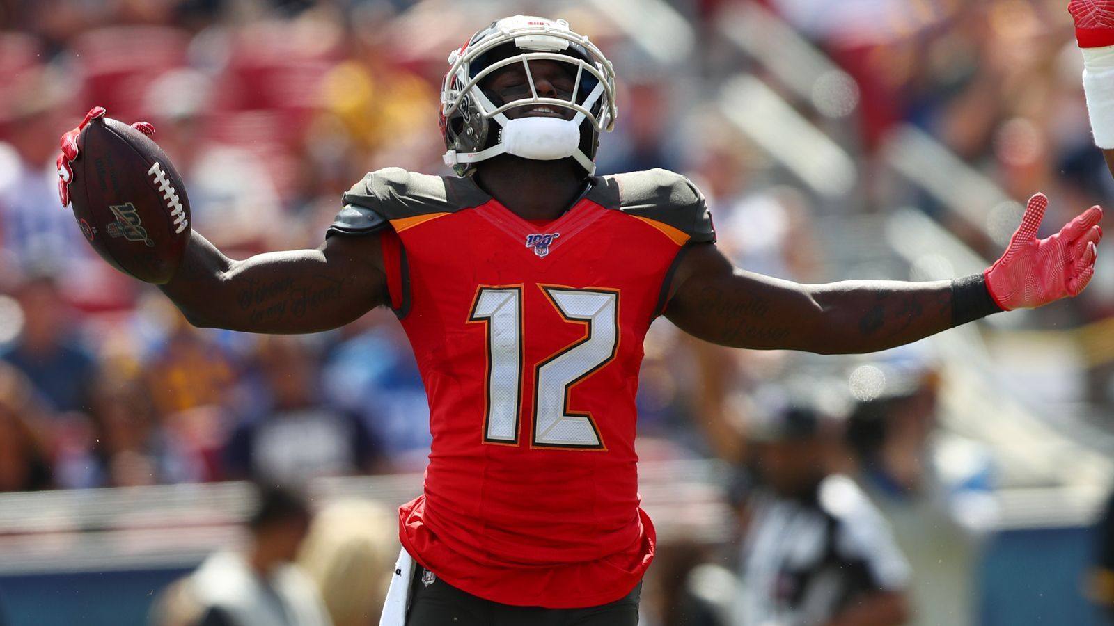 
                <strong>Wide Receiver: Chris Godwin </strong><br>
                Godwin profitierte von der starken Leistung seines Quarterbacks Jameis Winston. Der Wide Receiver fing zwölf Pässe für 172 Yards und zwei Touchdowns.Gesamtpunktzahl: 29
              