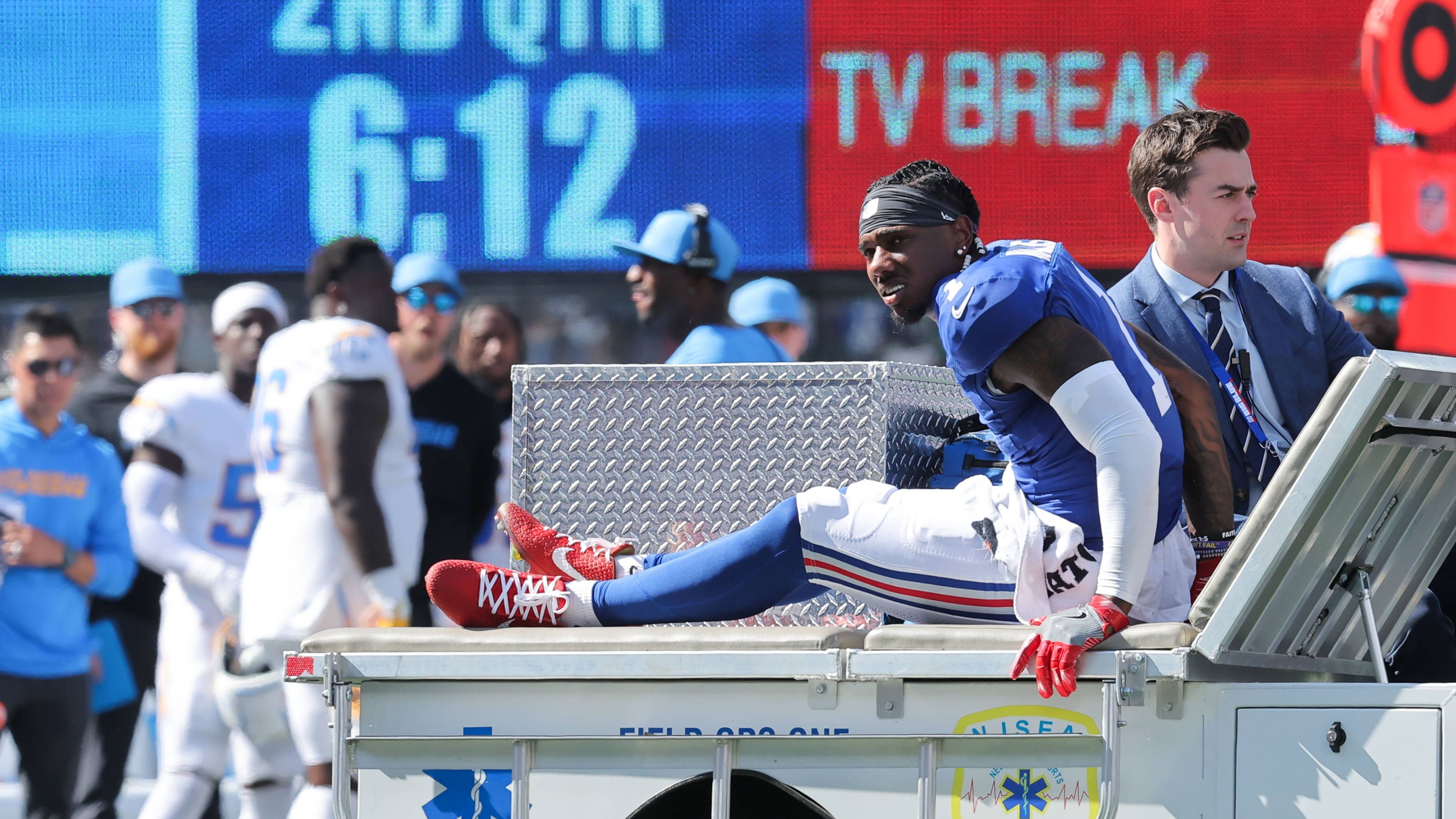 <strong>Malik Nabers (New York Giants)</strong><br>Die New York Giants zittern um ihren Star-Receiver Nabers. Im Spiel gegen die Los Angeles Chargers zog sich der 22-Jährige eine Verletzung zu, als er sich im Zweikampf mit einem Passverteidiger befreien wollte und sich das Knie verdrehte. Der Verdacht eines Kreuzbandrisses hat sich erhärtet. Der Erstrunden-Pick von 2024  fing in der vergangenen Saison Pässe für 1.204 Yards und sieben Touchdowns, ist daher ein absoluter Schlüsselspieler.