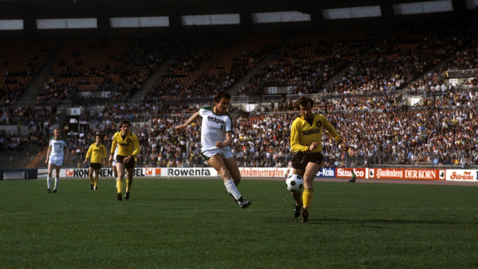 
                <strong>Reichlich Rekorde</strong><br>
                Seine aktive Karriere beendete er 1978 mit einem bitteren Rekord: Fünf Tore schoss er beim bis heute höchsten Sieg der Geschichte, 12:0 gewann die Borussia gegen den BVB, und trotzdem fehlten gegenüber dem punktgleichen 1. FC Köln drei Tore. Insgesamt schoss er in seinen 369 Bundesligaspielen für Gladbach und Hannover 220 Tore und ist damit hinter Gerd Müller, Klaus Fischer und Robert Lewandowski der vierterfolgreichste Torjäger der Bundesliga-Geschichte. Mit 195 Toren ist er zudem Gladbachs Rekord-Torschütze. 
              