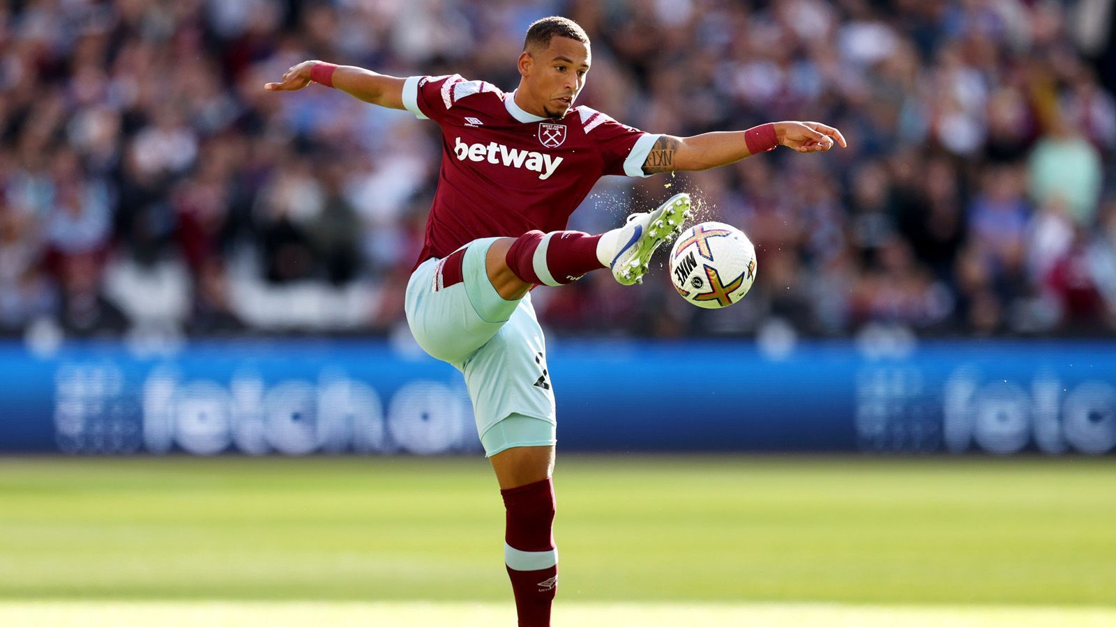 
                <strong>Thilo Kehrer (West Ham United)</strong><br>
                In Paris pendelte er zwischen Startelf und Ersatzbank hin und her. Bei West Ham United hingegen ist er in dieser Saison als Stammspieler gesetzt. Weil im Ligabetrieb die letzten drei Spiele verloren wurden, bringt er allerdings nicht unbedingt das Momentum mit zur WM. Während er im Verein als Innenverteidiger agiert, ist er bei der Nationalmannschaft eher als Außenverteidiger für beide Seiten eine Option, möglicherweise auch als Backup im defensiven Mittelfeld.
              