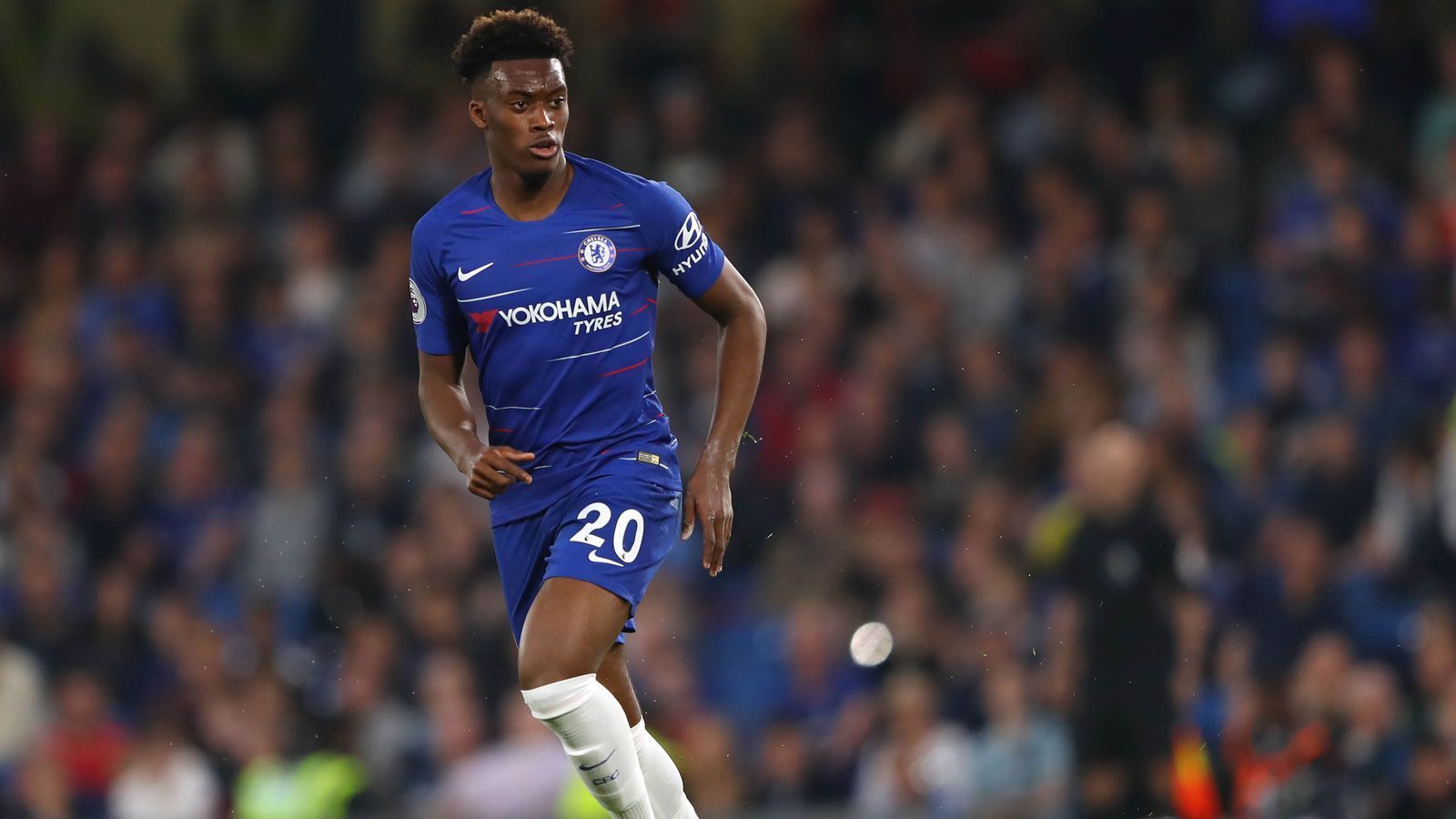 
                <strong>Callum Hudson-Odoi (Linksaußen, 19 Jahre) </strong><br>
                Monatelang pokerte der FC Bayern um Callum Hudson-Odoi, der von seinem achten Lebensjahr an ununterbrochen für Chelsea spielt. Lange Zeit sah es so aus, als wolle der Linksaußen tatsächlich zum Deutschen Meister wechseln - auch weil er unter Trainer Maurizio Sarri nicht wirklich zum Zug gekommen war. Doch dann riss sich der 18-Jährige die Achillessehne und die Bayern nahmen von einer Verpflichtung Abstand. Zugleich setzte der neue Coach Frank Lampard alles daran, Hudson-Odoi vom Verbleib in London zu überzeugen - mit Erfolg.
              