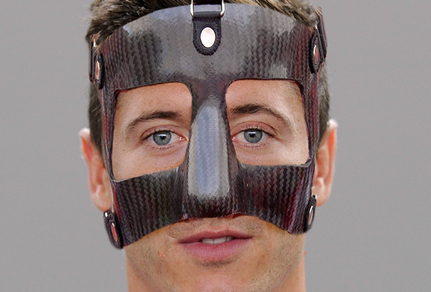 
                <strong>Robert Lewandowski</strong><br>
                Nach seinem Kiefer- und Nasenbeinbruch wird Robert Lewandowski am Mittwoch in Barcelona also mit Maske auflaufen. Ein bisschen was von Zorro, ein bisschen was von Batman und ganz viel vom Hunter - das wünschen sich die Bayern-Fans von ihrem Maskenmann! 
              