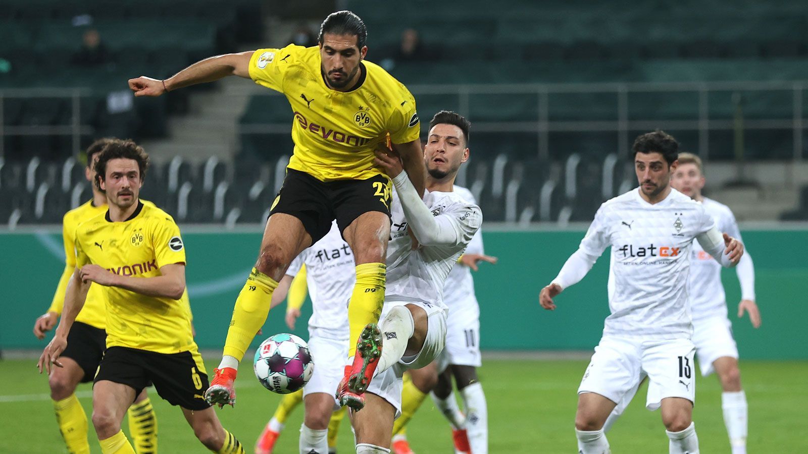 
                <strong>Emre Can</strong><br>
                Der Innenverteidiger agiert sehr wechselhaft. Gute Ballgewinne und unnötige Fehlpässe folgen teilweise aufeinander. Insgesamt überwiegen aber seine Zweikampfstärke und seine Ballsicherheit. ran-Note: 3
              