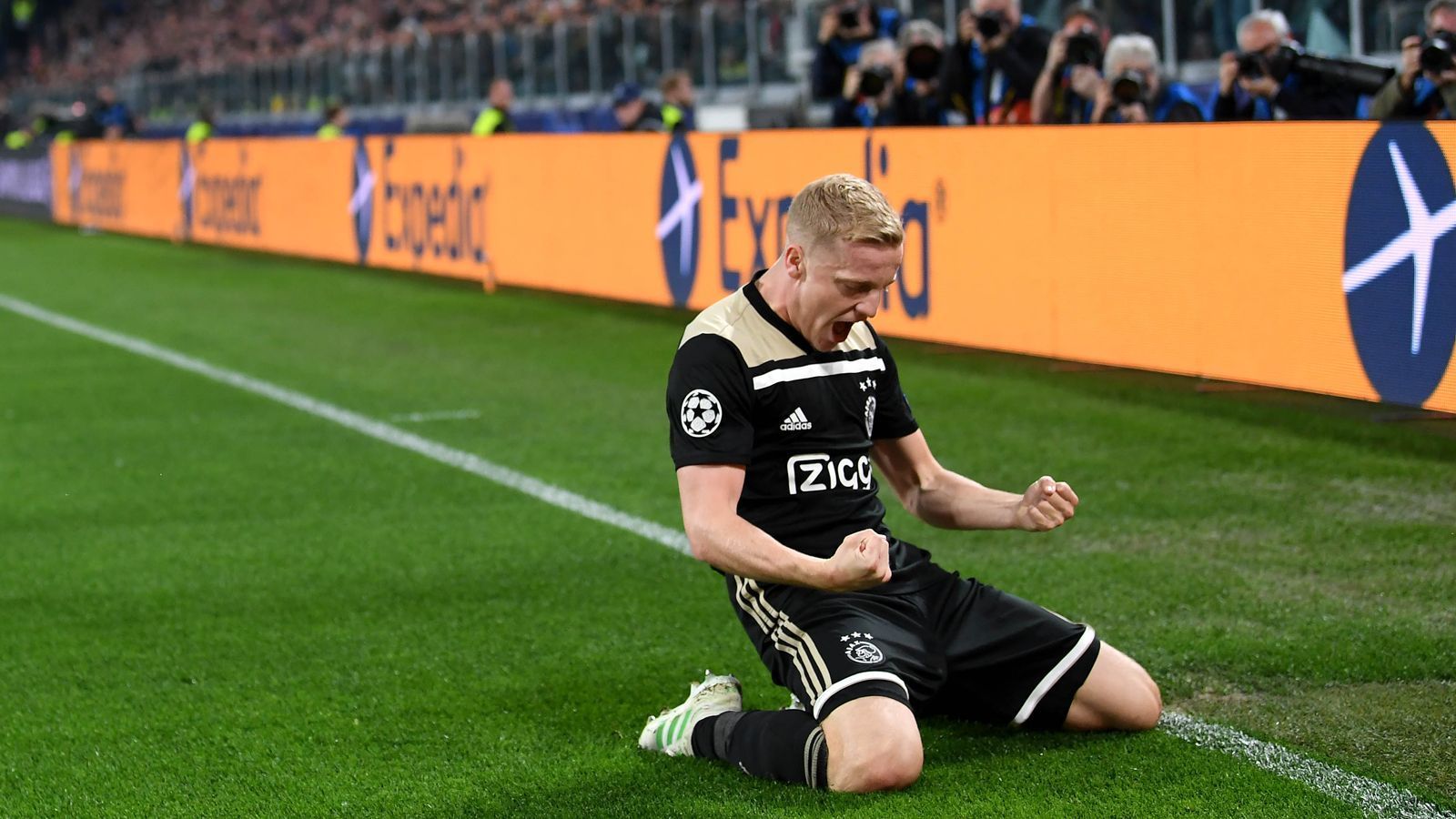 
                <strong>Donny van de Beek (22)</strong><br>
                Der Stürmer gehört zu den begehrtesten Talenten Europas. Mehrere Vereine haben bereits ihre Fühler nach dem 22-Jährigen ausgestreckt: Für Real Madrid wäre Van de Beek laut "Marca" eine Option, sollte der Pogba-Wechsel platzen. Als Ablöse sind 60 Mllionen Euro im Gespräch. Tottenham-Trainer Mauricio Pochettino heizte vor dem Halbfinal-Rückspiel der Champions League Gerüchte an, wonach die Spurs den Angreifer unbedingt verpflichten wollen. Van de Beek sei der "wichtigste Ajax-Spieler", wird Pochettino in "El Pais" zitiert. Auch Paris St. Germain, Juventus Turin und Borussia Dortmund sollen bereits Interesse bekundet haben. BVB-Sportchef Michael Zorc soll beim Duell mit Tottenham auf der Tribüne gesessen und Van de Beek selbst beobachtet haben.
              