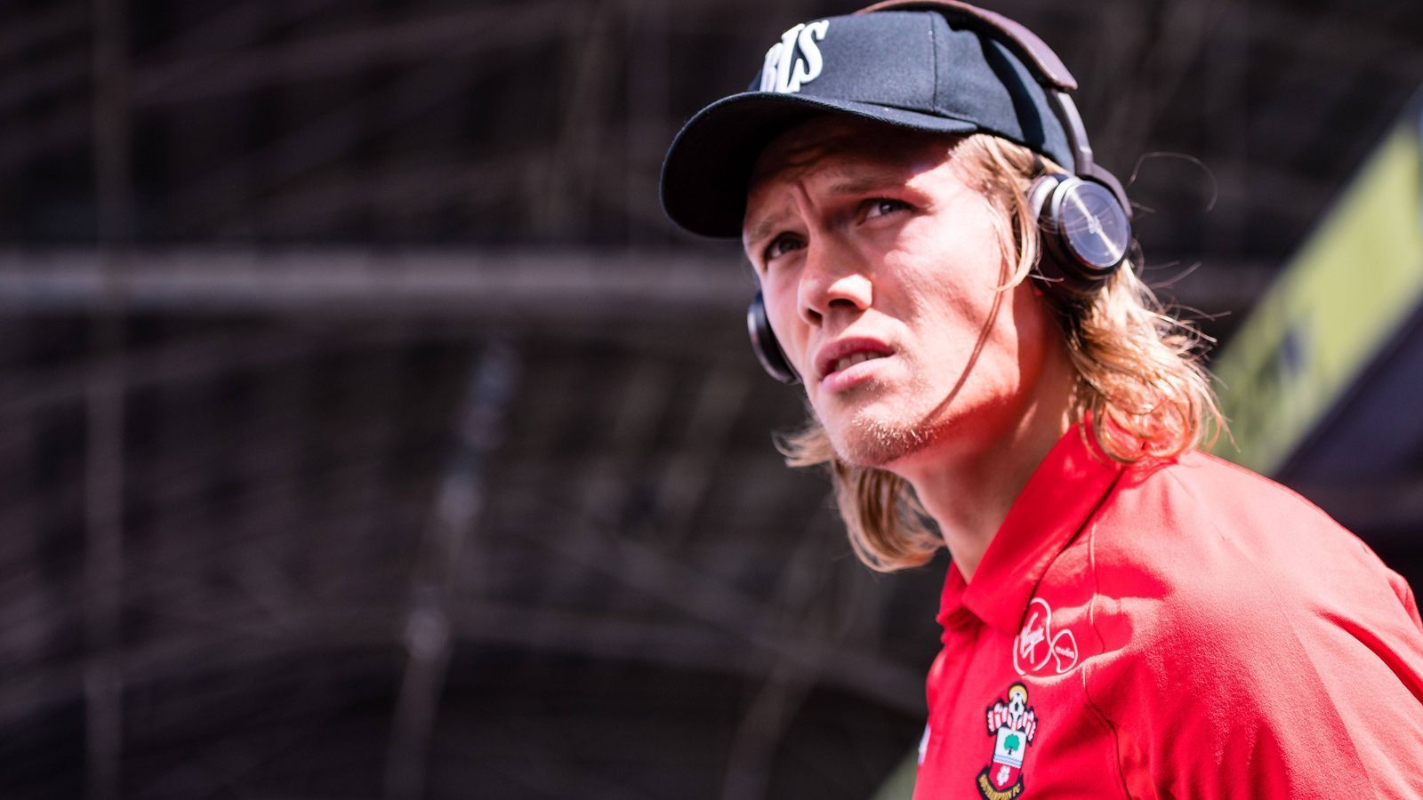 
                <strong>Jannik Vestergaard: Der Königstransfer</strong><br>
                25 Millionen Euro zahlte Southampton im Sommer 2018, um Innenverteidiger Jannik Vestergaard von Borussia Mönchengladbach loszueisen. Er ist damit noch vor dem heutigen Liverpool-Star Sadio Mane der teuerste Spieler in der Geschichte des FC Southampton. Bislang gilt er dennoch als Fehleinkauf. In sieben der vergangenen acht Premier-League-Spielen saß er 90 Minuten auf der Bank. Ob er unter Hasenhüttl zurück zur alten Stärke findet?
              