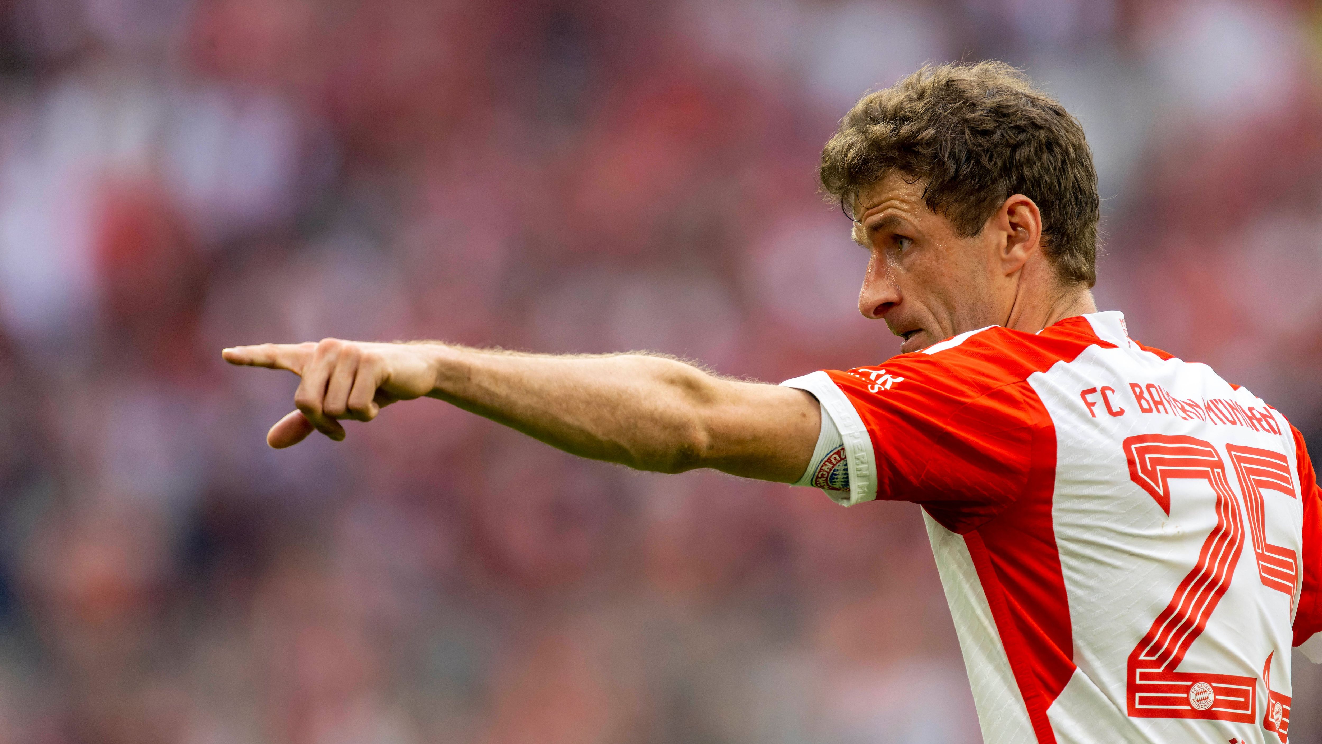 <strong>Safety: Thomas Müller (FC Bayern München)<br></strong>Der Raumdeuter kommt ebenfalls zum Zug. Zwar bringt Thomas Müller die Athletik und Spritzigkeit einer Straßenlaterne mit, aber er kann mit seiner Spielintelligenz jede Partie lesen, Pässe antizipieren und ist immer wieder für kuriose Interceptions gut. Außerdem ist er sehr gut für die Teammoral.&nbsp;