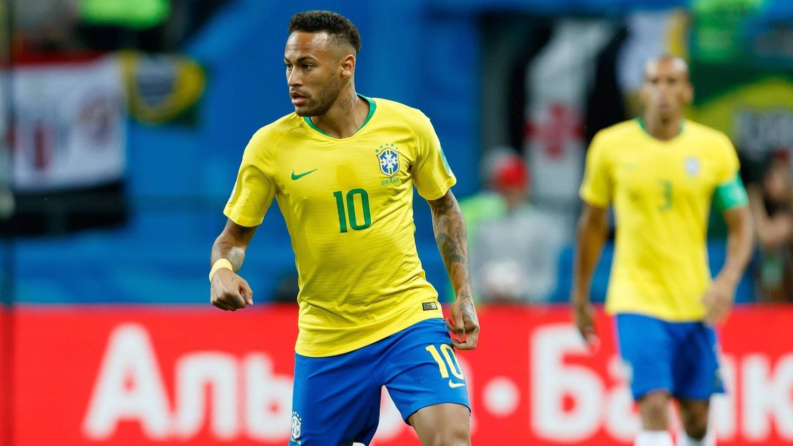 
                <strong>Neymar (Brasilien)</strong><br>
                Liegt nach fünf Minuten zwar das erste Mal schmerverzerrt auf dem Boden, spielerisch aber mit einem ordentlichen Beginn. Den Schock der beiden Gegentore merkt man ihm aber deutlich an, viele Ideen entwickelt er in der ersten Halbzeit nicht mehr. Peinlich seine Schwalbe kurz nach dem Seitenwechsel. Findet später keine Lücken, hat keine Ideen, um das Spiel zu drehen. Insgesamt schwach. ran-Note: 5
              