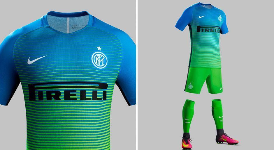 
                <strong>Drittes Trikot Inter Mailand</strong><br>
                Bei den "Nerazzurri" gibt's in dieser Saison das Gleiche in Grün respektive Blau. Über den blauen Hintergrund ziehen sich neongrüne Querstreifen. Das Blau soll fluoreszieren, was den einen oder anderen Gegner nachhaltig beeindrucken könnte. Auch Hose und Stutzen erstrahlen in Neongrün, der schwarze Längsstreifen führt an beiden Seiten von der Achsel bis zum unteren Hosenende.
              