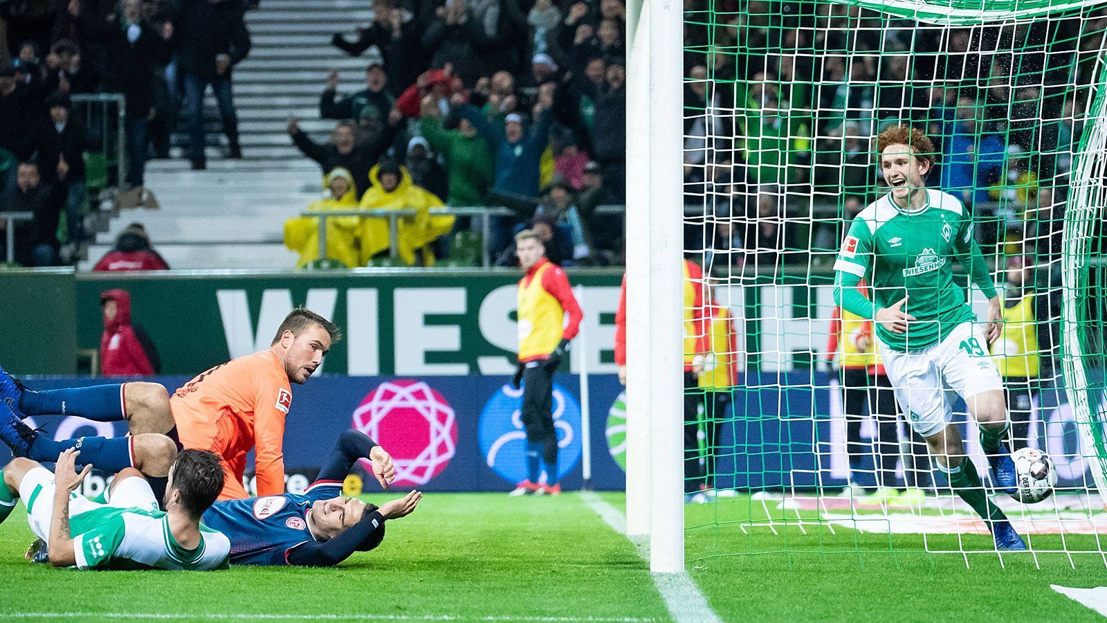 
                <strong>Josh Sargent (r.)</strong><br>
                Geburtstag: 20. Februar 2000Erstes Tor in der Bundesliga: für Werder Bremen beim 3:1 gegen Fortuna Düsseldorf am 7. Dezember 2018
              