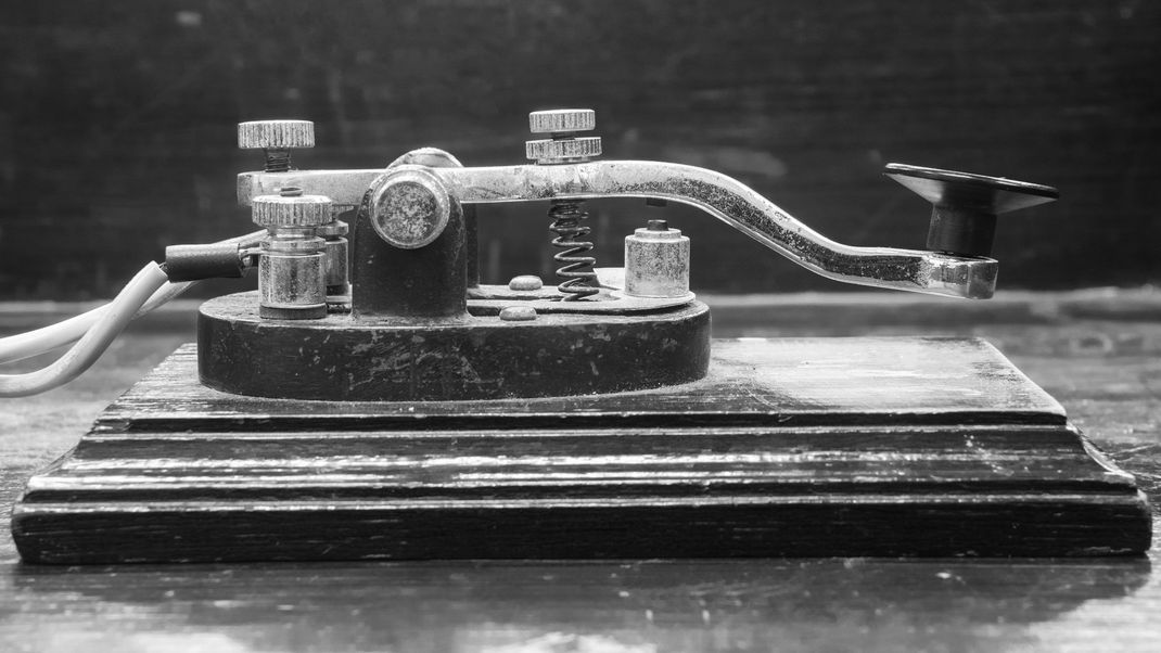 Der Morse-Apparat besteht aus einem Elektromagneten mit beweglichem Anker, dessen Hebel auf einem durch ein Uhrwerk vorübergeführten Papierstreifen Punkte und Striche erzeugt.