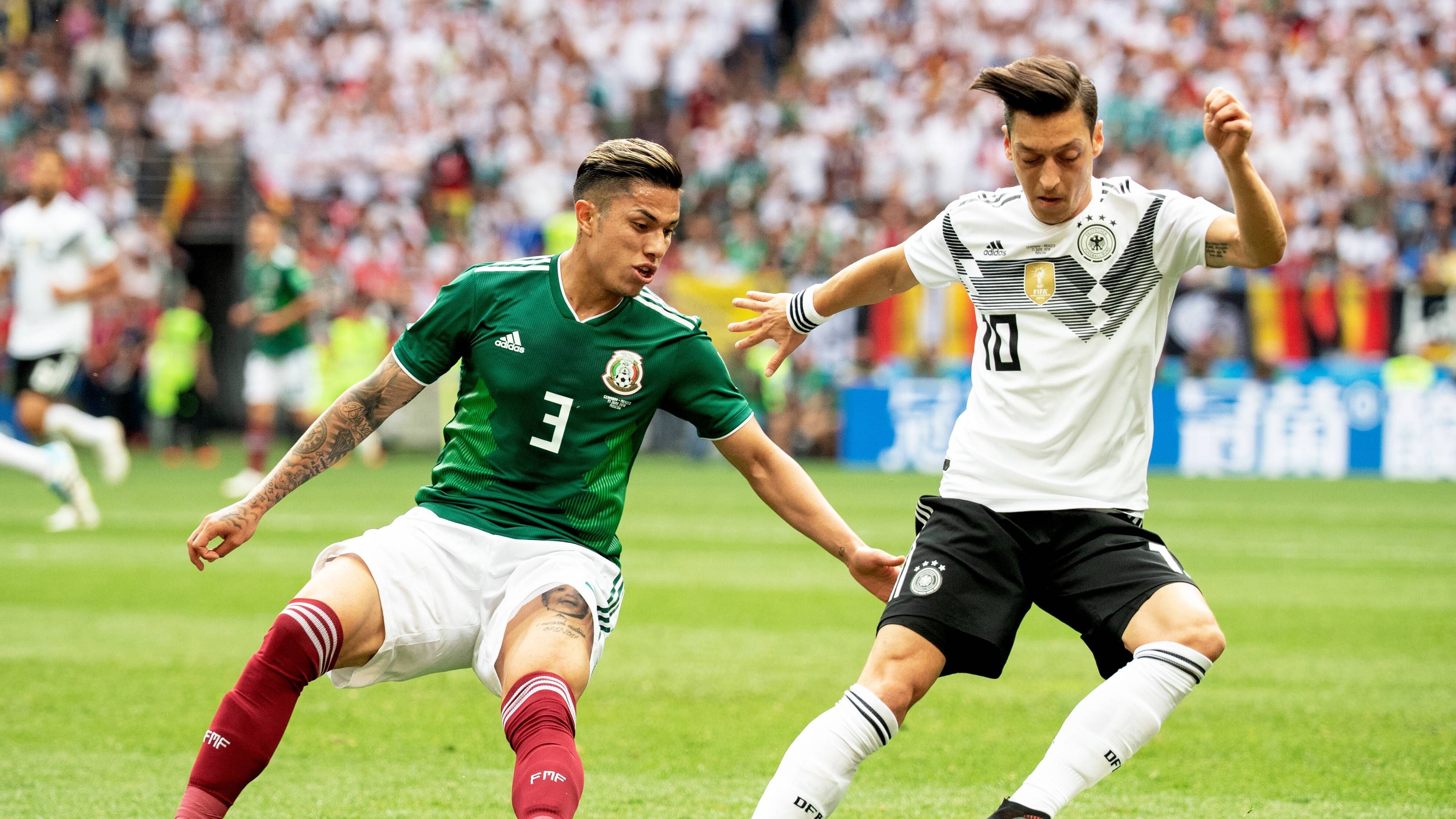 <strong>Mittelfeld: Mesut Özil (FC Arsenal)</strong><br>Das ganze Drama um ihn begann vor der WM im Mai mit einem gemeinsamen Foto mit dem türkischen Präsidenten Erdogan. Die Debatte begleitete das DFB-Team bis nach Russland und ebbte nie wirklich ab. Dass Özil wie viele andere keine Leistung brachte, sorgte für mehr negativen Drive. Im Juli rechnete dann Özil mit dem DFB und den Medien ab. Außerdem trat er zurück.