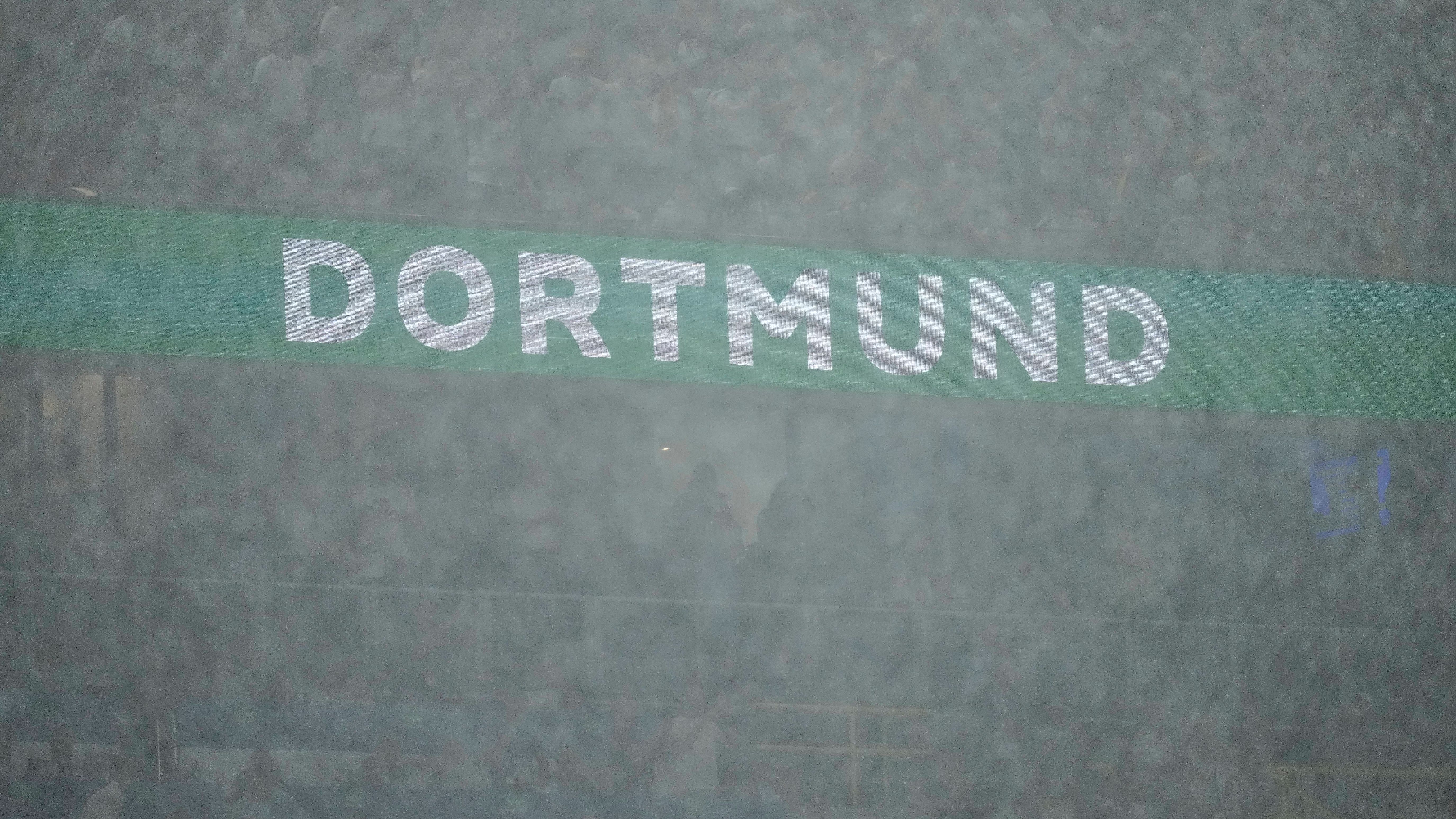 <strong>Kurzzeitig sogar starker Hagel in Dortmund</strong><br>Neben den Regenmassen machten den Zuschauern in Dortmund ...&nbsp;