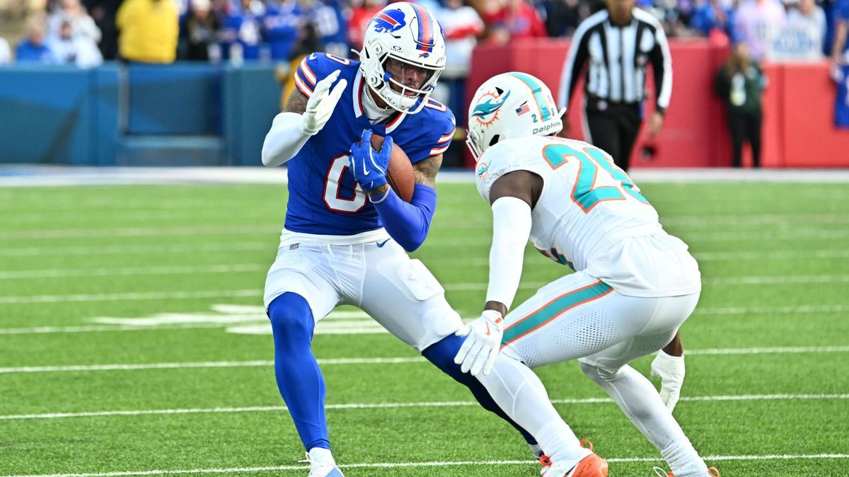 NFL, American Football Herren, USA Miami Dolphins at Buffalo Bills Nov 3, 2024; Orchard Park, New York, USA; Buffalo Bills wide receiver Keon Coleman (0) tries to avoid a tackle by Miami Dolphins s...