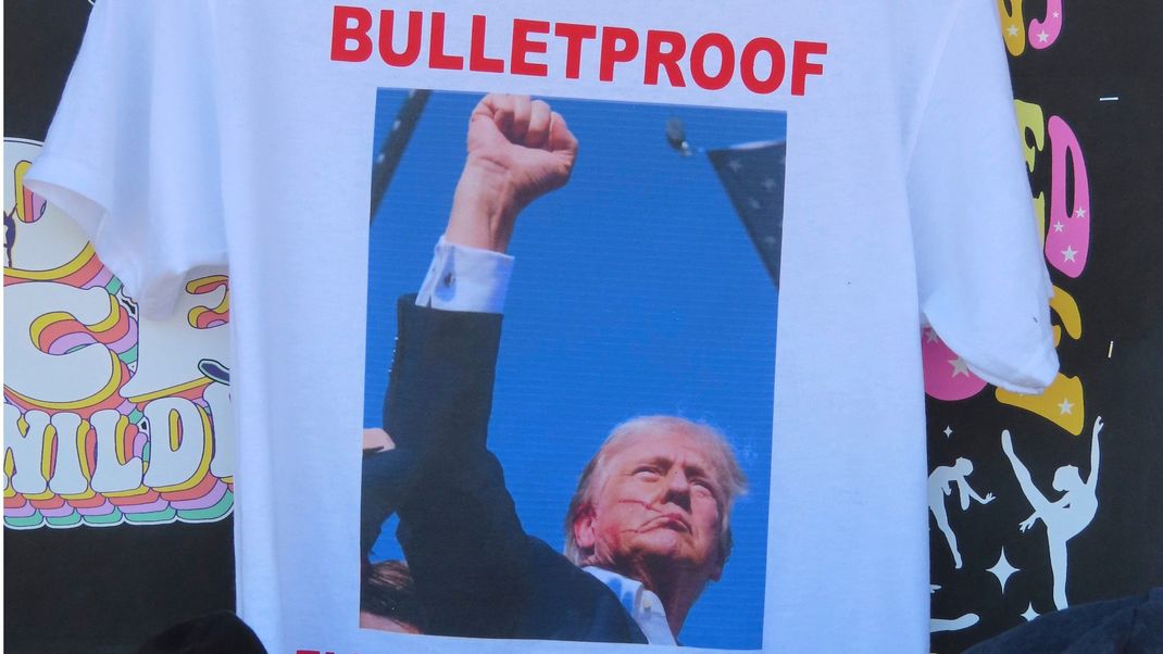 T-Shirts, die sich auf das Attentat auf den ehemaligen US-Präsidenten Donald Trump beziehen, erfreuen sich hoher Nachfrage.