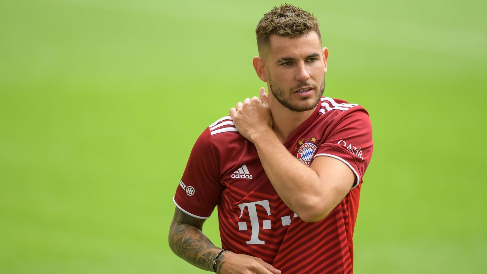 
                <strong>Lucas Hernandez (FC Bayern München)</strong><br>
                Feiert nach Knieverletzung sein Startelfdebüt in dieser Saison und hat keine Anlaufschwierigkeiten. In der ersten Halbzeit wenig gefordert von rund um den Strafraum weitgehend zahnlosen Leipzigern. Nach der Pause deutlich geforderter. Überzeugt mit gutem Stellungsspiel und Zweikampfverhalten. Insgesamt eine ansprechende Partie.ran-Note: 3
              