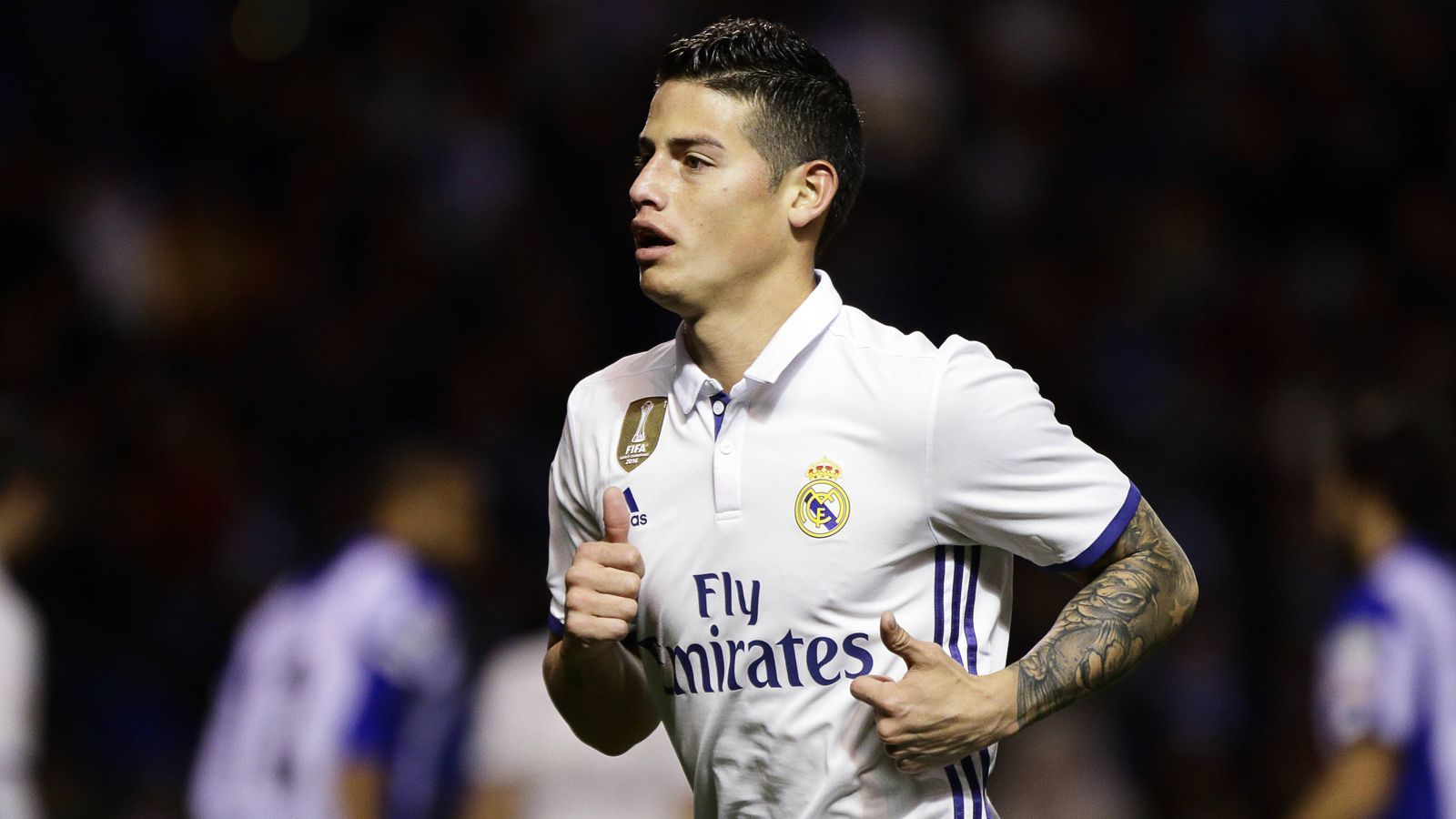 
                <strong>James Rodriguez (ehemals Real Madrid)</strong><br>
                Für 80 Millionen Euro soll James 2014 vom AC Monaco zu Real Madrid gekommen sein. In der ersten Saison bekam er angeblich ein Jahresgehalt von 7.009.930 Euro, in der aktuellen Saison soll sich sein Verdienst auf 7.759.380 Euro gesteigert haben. Der Kolumbianer verfügt demnach sogar über eine Ausstiegsklausel bei den "Königlichen". Für 500 Millionen Euro soll er den Verein vorzeitig verlassen dürfen. Der aktuelle Vertrag läuft bis 2020.
              