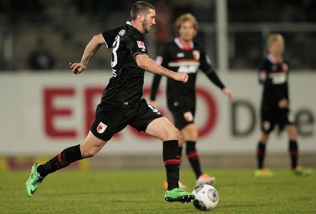 
                <strong>Sascha Mölders (FC Augsburg)</strong><br>
                Sein Teamkollege Sascha Mölders schaffte es bei acht Einsätzen kein einziges Mal das Tor zu treffen. Vielleicht sollte er sich nochmal mit seinem Keeper zusammensetzen. 
              