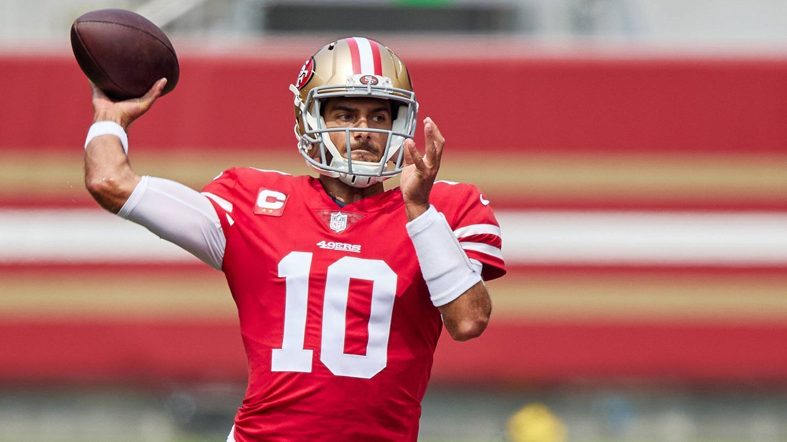 
                <strong>QB: Jimmy Garoppolo (vs. New York Jets)</strong><br>
                Den Anfang macht Jimmy Garoppolo, Quarterback der San Francisco 49ers. Mit 259 Yards und zwei Touchdowns lieferte Garoppolo bereits in Woche 1 gegen die Arizona Cardinals eine passable Leistung ab, im NFL Fantasy Manager reichten diese Werte aber gerade einmal für 22 Punkte und Platz 15 unter den verfügbaren Quarterbacks. Das zweite Saisonspiel gegen die New York Jets (Sonntag, 20. September, 19:00 Uhr) verspricht aber Besserung: Zum einen wird Garoppolo endlich auf seinen neuen Receiver Brandon Aiyuk zurückgreifen können, zum anderen verfügen die Jets nur über eine durchschnittliche Defense (Bills-Quarterback Josh Allen erzielte in der vergangenen Woche 31 Punkte und damit den viertbesten Wert aller Quarterbacks). Garoppolo aufzustellen könnte sich also auf jeden Fall lohnen.
              