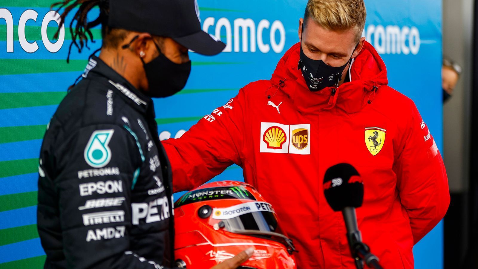 
                <strong>Mick Schumacher überreicht Lewis Hamilton einen Helm seines Vaters</strong><br>
                Eine besondere Szene ereignete sich am 11. Oktober 2020 am Nürburgring. Nachdem Lewis Hamilton in der Eifel seinen 91. Sieg in der Formel 1 gefeiert hatte, überreichte Mick Schumacher dem Engländer einen Helm seines Vaters. Ein Moment, der für alle sehr berührend war. "Ich bin unfassbar demütig, dass mir seine Familie diese Ehre erweist. Sein Sohn ist so ein großartiges Talent und ein toller Kerl, Michael hat einen tollen Mann großgezogen", sagte Hamilton.
              