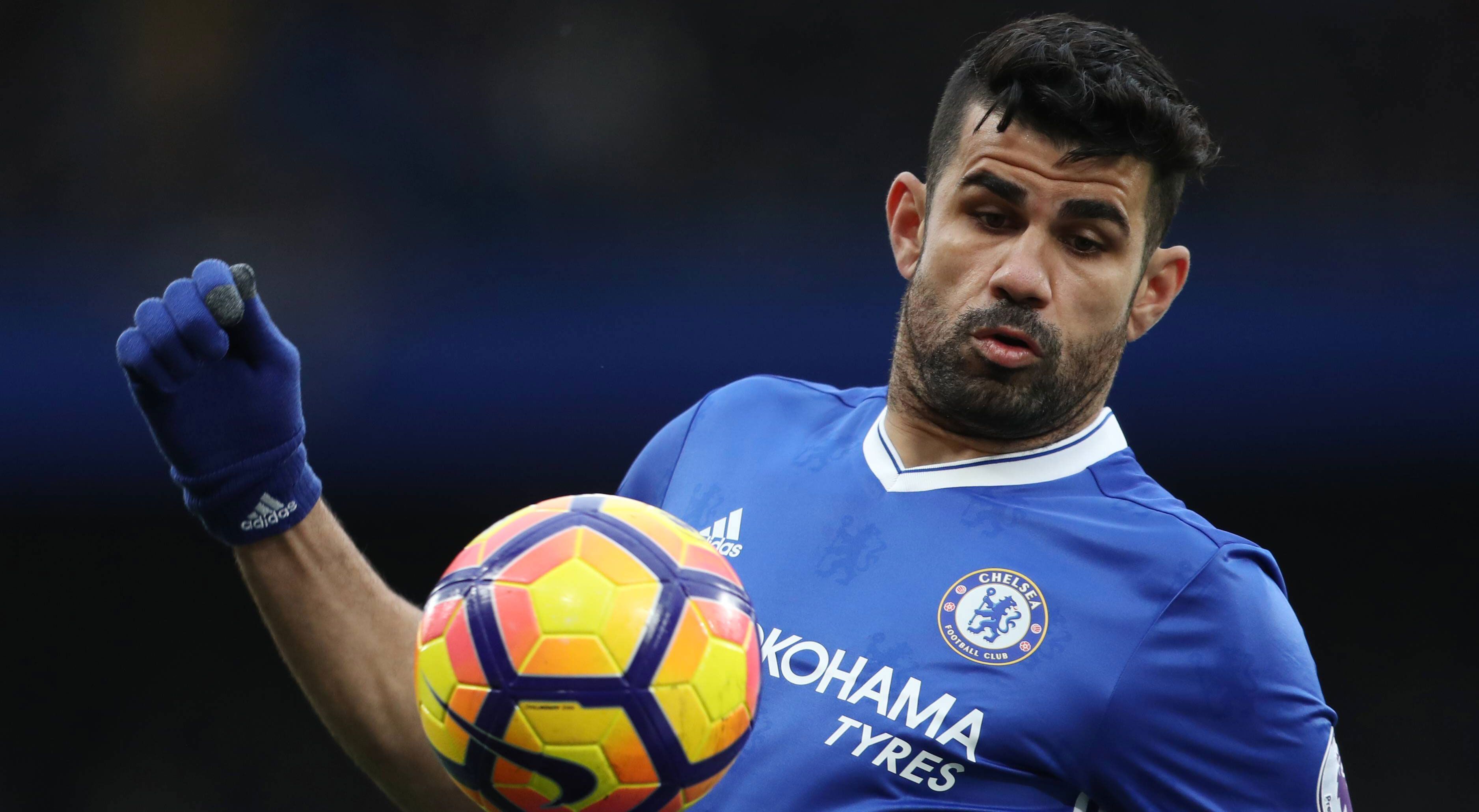 
                <strong>Diego Costa (FC Chelsea)</strong><br>
                Der Wechsel von Chelsea-Torjäger Diego Costa in die Chinese Super League wurde von spanischen Medien quasi schon als perfekt gemeldet. Wie "Cadena Ser" berichtete, hat sich der Brasilianer gemeinsam mit seinem Berater Jorge Mendes in London mit Klub-Verantwortlichen von Tianjin Quanjian getroffen, wo Diego Costa bereits einen Vorvertrag unterschrieben haben soll. Sein Jahresgehalt in China liege angeblich bei etwa 30 Millionen Euro. Bei Tianjin Quanjian würde der Brasilianer auf seinen Ex-Kollegen und Landsmann Alexandre Pato treffen. Aber: Noch gibt es keine offizielle Bestätigung dieses Transfers. (Quelle: Cadena Ser)
              