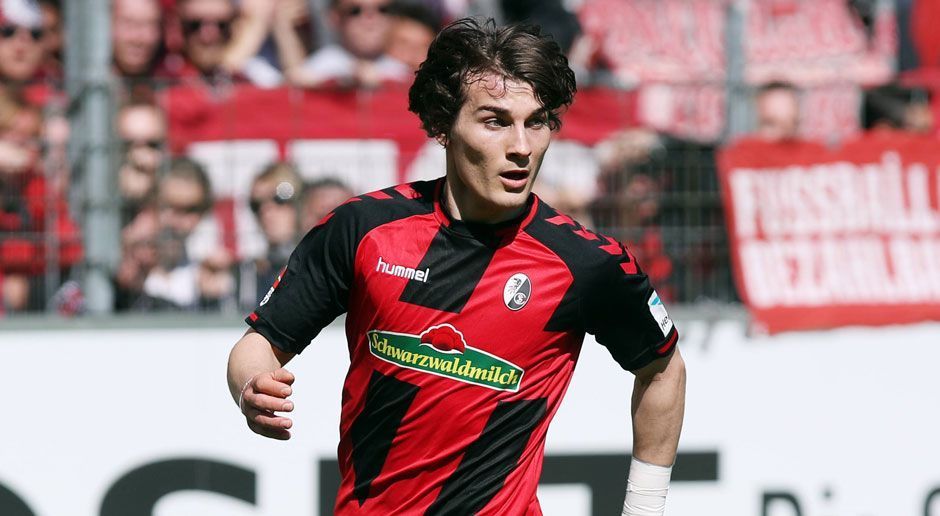 
                <strong>Söyüncü</strong><br>
                Abwehr: Caglar Söyüncü (SC Freiburg). Für den 20-jährigen Türken war es die erste Saison in der Bundesliga und von Spiel eins an spielte Söyüncü auf Top-Niveau. Die AS Rom, ZSKA Moskau, Villarreal und auch Manchester City sollen deshalb schon im Winter Interesse an dem Youngster gehabt haben, Freiburg lehnte offenbar jedes Angebot ab. Zurecht! Söyüncü hat viel Talent und könnte für den SC in der kommenden Spielzeit noch wichtig werden.
              