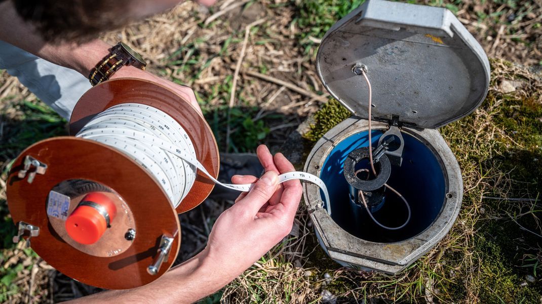 Gib' mal ne Wasserstandsmeldung: Ein Hydrologe misst mit einem Kabellichtlot den Grundwasserspiegel.