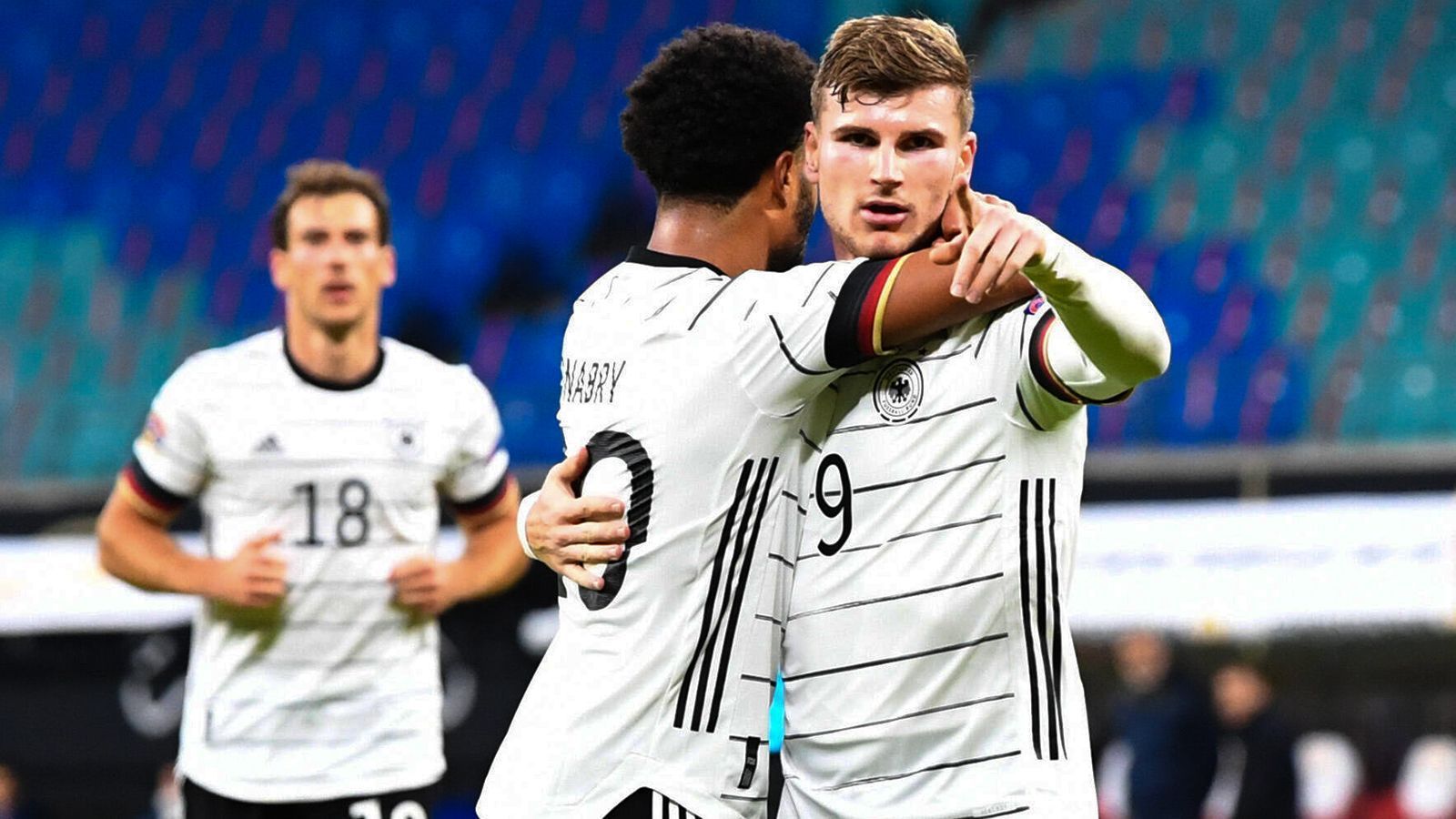 
                <strong>Angriff: Timo Werner (FC Chelsea)</strong><br>
                Timo Werner erlebte ähnlich wie Teamkollege Kai Havertz eine Saison voller Höhen und Tiefen. Mal war der Angreifer des FC Chelsea der gefeierte Held, mal der Buhmann. Auch wenn der ehemalige Leipziger in dieser Spielzeit die ein oder andere Großchance vergeben hat, ist er doch der gefährlichste deutsche Stürmer - vor allem dank seiner Schnelligkeit. Auch den passenden Einsatzwillen kann man Werner nicht absprechen, der für mich zwar nicht zwingend in die Startelf gehört, aber definitiv in den Kader.
              