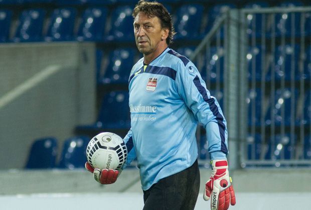 
                <strong>Dirk Heyne</strong><br>
                Dirk Heyne steht am Sonntag in Essen zwischen den Pfosten: Dies tat er zuvor lange Jahre in Magdeburg und Mönchengladbach gemacht. Bei Magdeburg war er auch Torwarttrainer. 
              