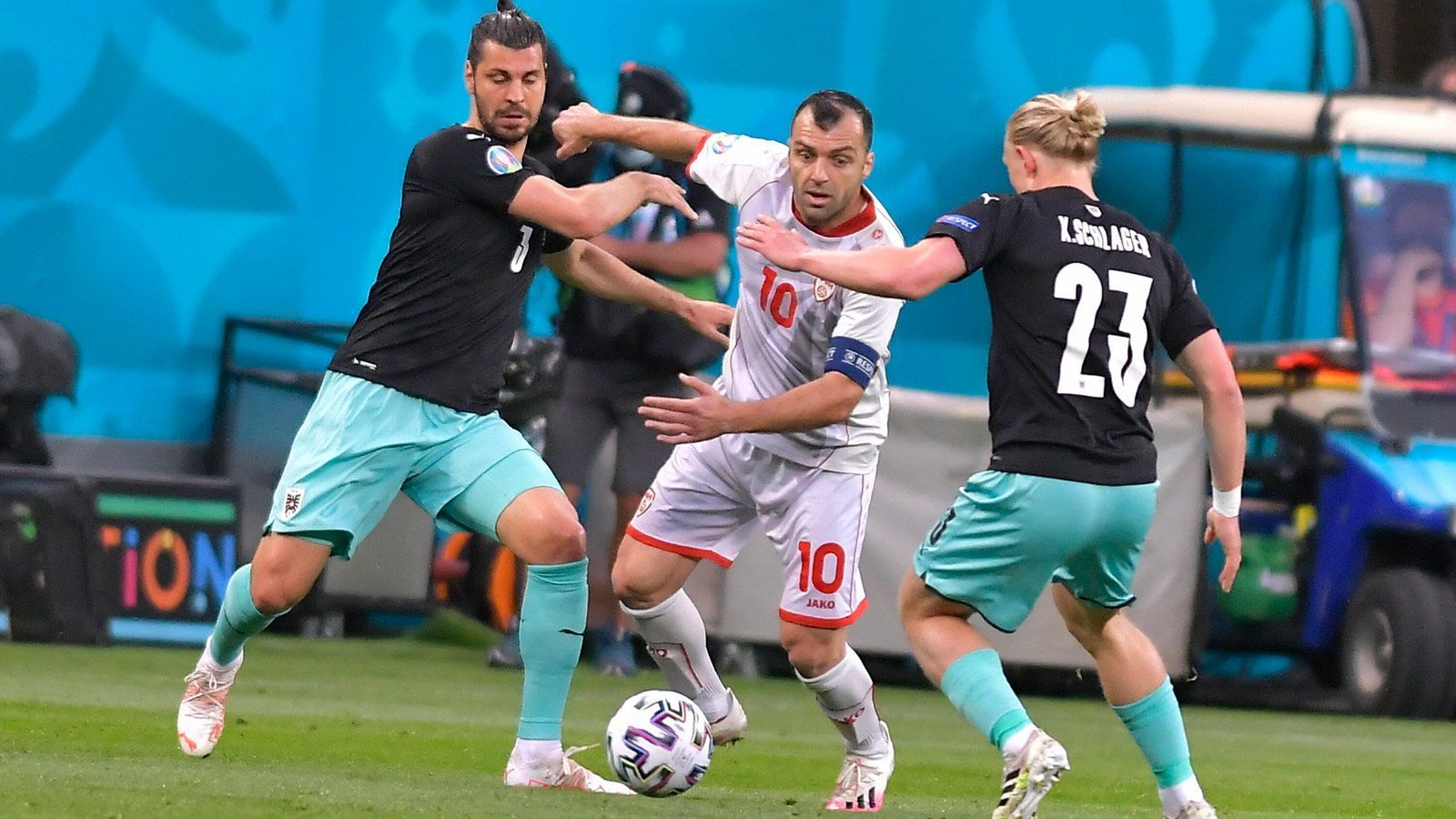 
                <strong>Eisenharter Verteidiger Aleksandar Dragovic</strong><br>
                Aleksandar Dragovic ist als eisenharter Verteidiger in der Bundesliga bekannt. Der Österreicher langt zu, wo es nur geht. Das zeigt seine Anzahl an Platzverweisen. Aber der 30-Jährige kann auch einstecken - und zwar nicht zu wenig.
              