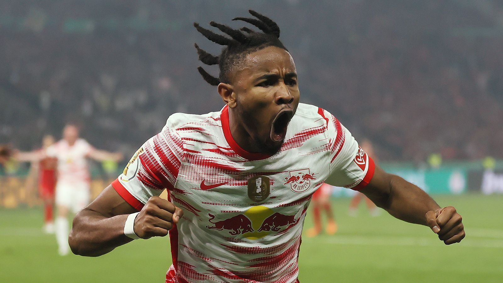 
                <strong>Offensiver Mittelfeldspieler: Christopher Nkunku (RB Leipzig)</strong><br>
                Christopher Nkunku rückt in dieser Formation etwas weiter nach hinten, ins offensive Mittelfeld. Der quirlige Franzose sammelte 55 Scorer-Punkte in 51 Pflichtspielen für Leipzig und hatte großen Anteil am DFB-Pokalsieg von RB. Nkunku entwickelte sich in der abgelaufenen Saison zur Lebensversicherung der Leipziger und zu einem der besten Spieler auf seiner Position.
              