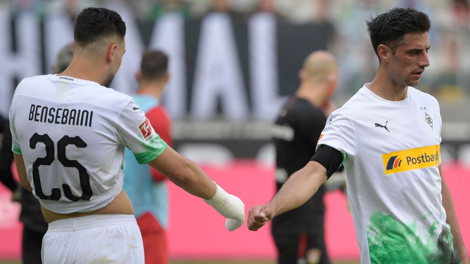 
                <strong>Borussia Mönchengladbach (4. Platz, 53 Punkte)</strong><br>
                Für die Leipziger spricht aber, dass die Mannschaften dahinter gerade auch nicht in Topform zu sein scheinen und an diesem Spieltag keinen Druck machen konnten. Gladbach verlor am Wochenende 1:3 zuhause gegen Leverkusen und kam dann nicht über ein 0:0 in Bremen hinaus. Dass die Elf von Trainer Marco Rose dadurch trotzdem einen Platz gutmachte und auf Platz vier kletterte, zeigt, dass es bei den Teams im Windschatten der Bayern derzeit nicht wirklich rund läuft. Bereits in der vergangenen Saison verspielte die Borussia in der Rückrunde die Champions-League-Teilnahme. Nicht wenige Fans fürchten nun, dass sich dies wiederholen könnte.
              