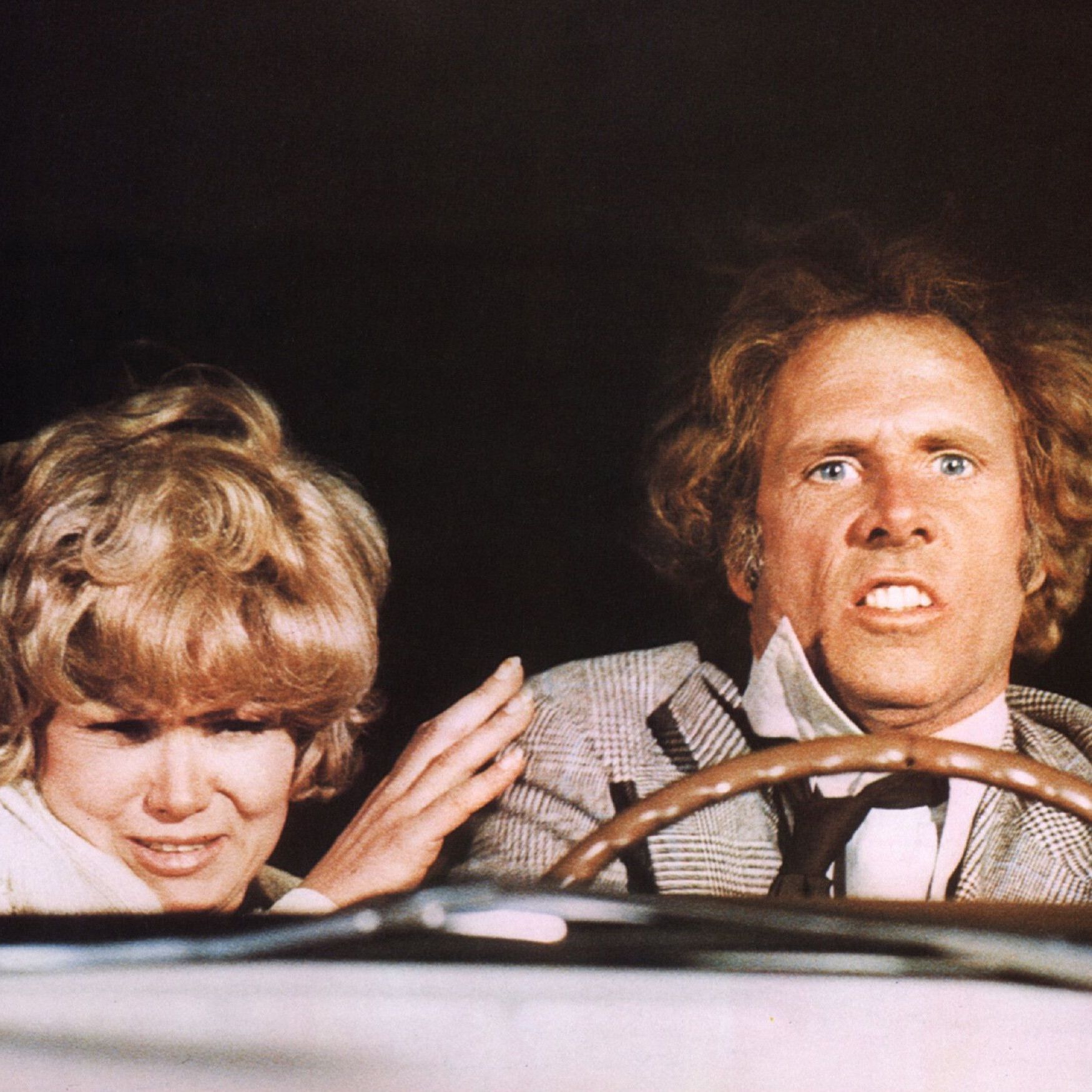 Der Hitchcock-Film "Familiengrab" mit Alfred Hitchcock und Barbara Harris im Auto voller Angst und Schrecken.