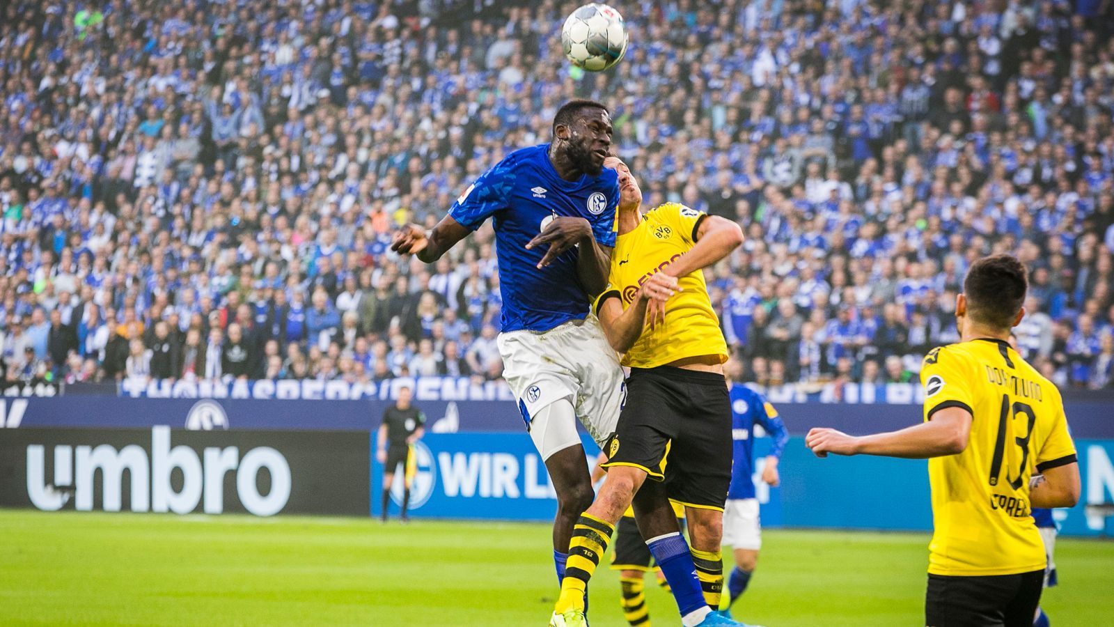 
                <strong>Salif Sane (Schalke 04)</strong><br>
                Nach einer Ecke hat Sane die größte Schalker Chance der ersten Hälfte, sein wuchtiger Kopfball klatscht aber an die Latte. Hinten gegen den harmlosen BVB tadellos. Fast 90 Prozent Zweikampfquote sind gigantisch. ran.de-Note: 
              