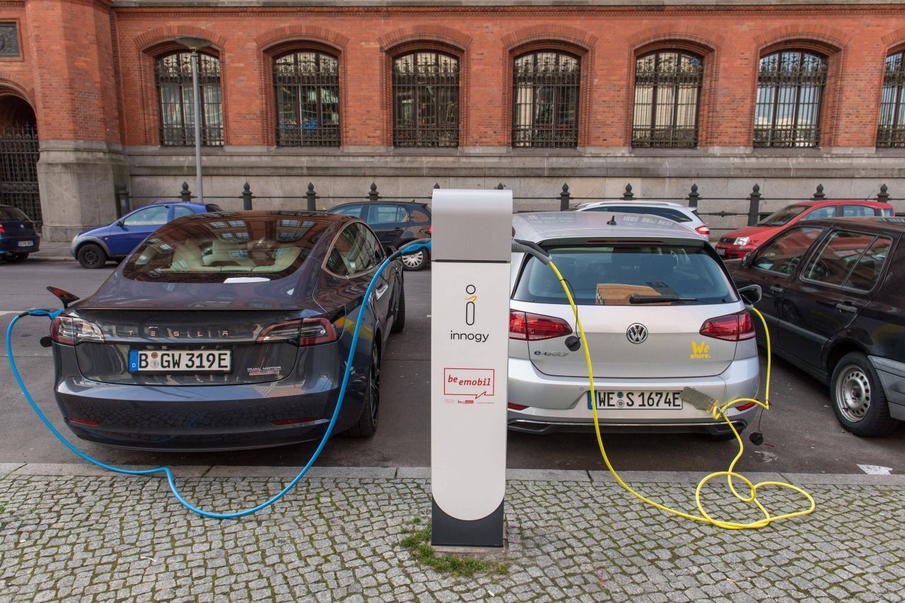 Vor allem in Elektro- und Hybrid-Autos spielt die Energierückgewinnung eine große Rolle. Hier wird beim Bremsen Energie gewonnen, die dann beim Beschleunigen genutzt werden kann.