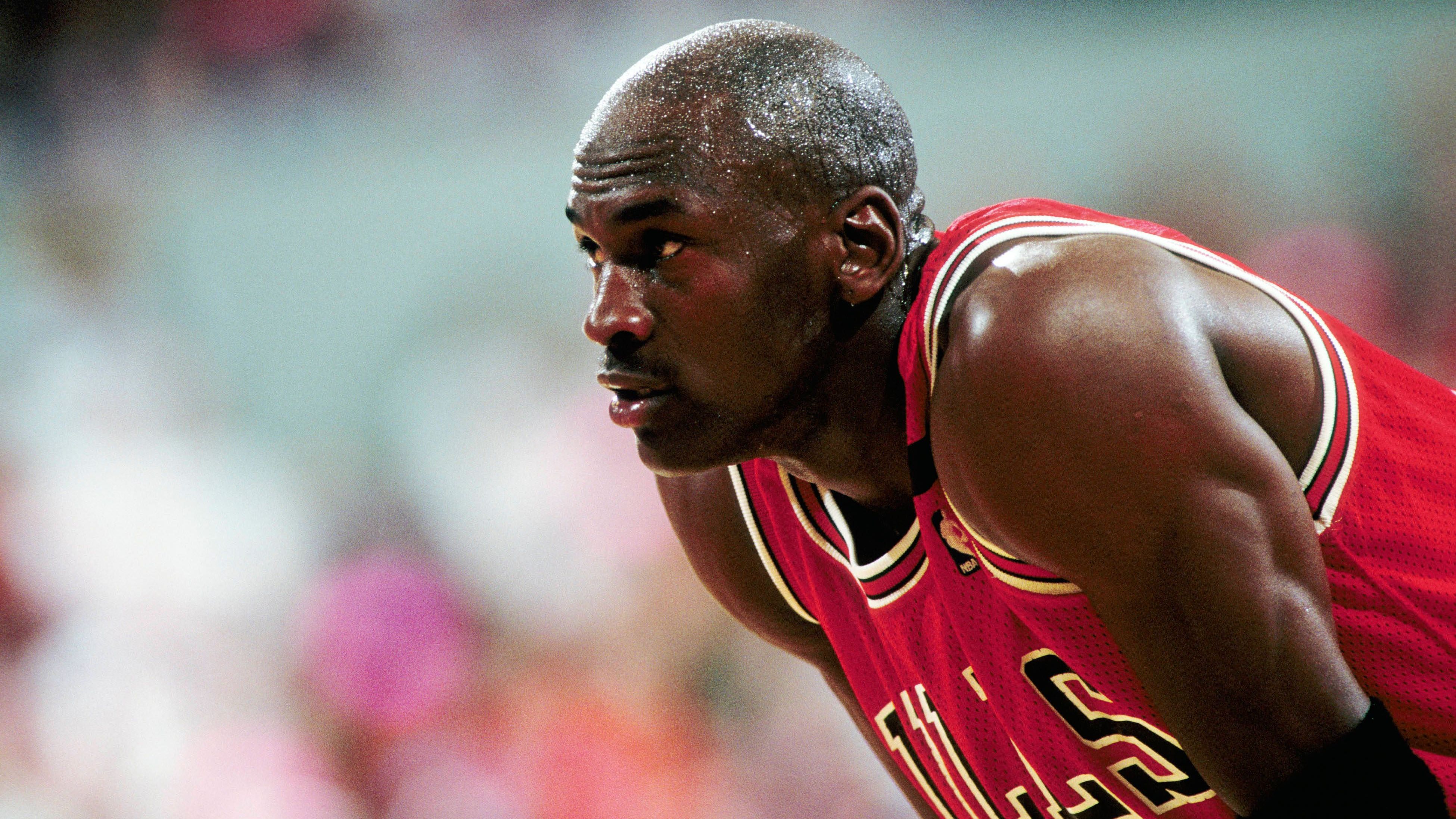 <strong>Michael Jordan (Chicago Bulls) - Finals MVP 1992</strong><br>Serie: Chicago Bulls vs. Portland Trailblazers (4-2)<br>Finals-Stats: 35,8 Punkte, 4,8 Rebounds und 6,5 Assists in 42,3 Minuten<br>Playoff-Stats: 34,5 Punkte, 6,2 Rebounds und 5,8 Assists in 41,8 Minuten