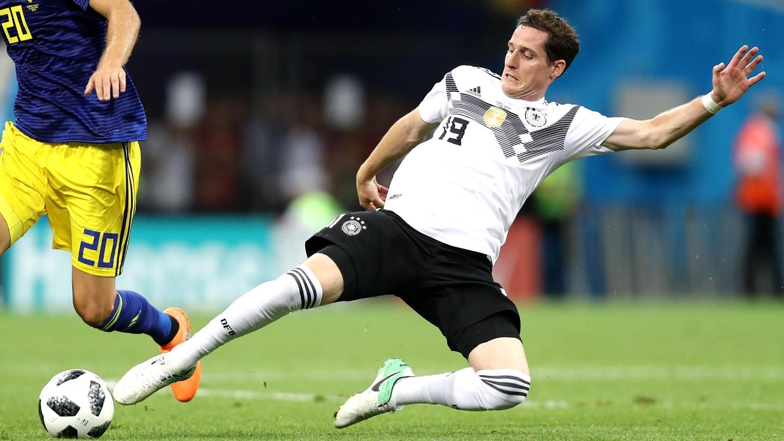 
                <strong>Sebastian Rudy</strong><br>
                Sein WM-Debüt dauert wegen eines unglücklichen Zusammenpralls seiner Nase mit Toivonens Stollen nur eine halbe Stunde. Bis dahin macht der Bayern-Profi seine Sache ordentlich, sorgt für defensive Stabilität. ran-Note: 3
              