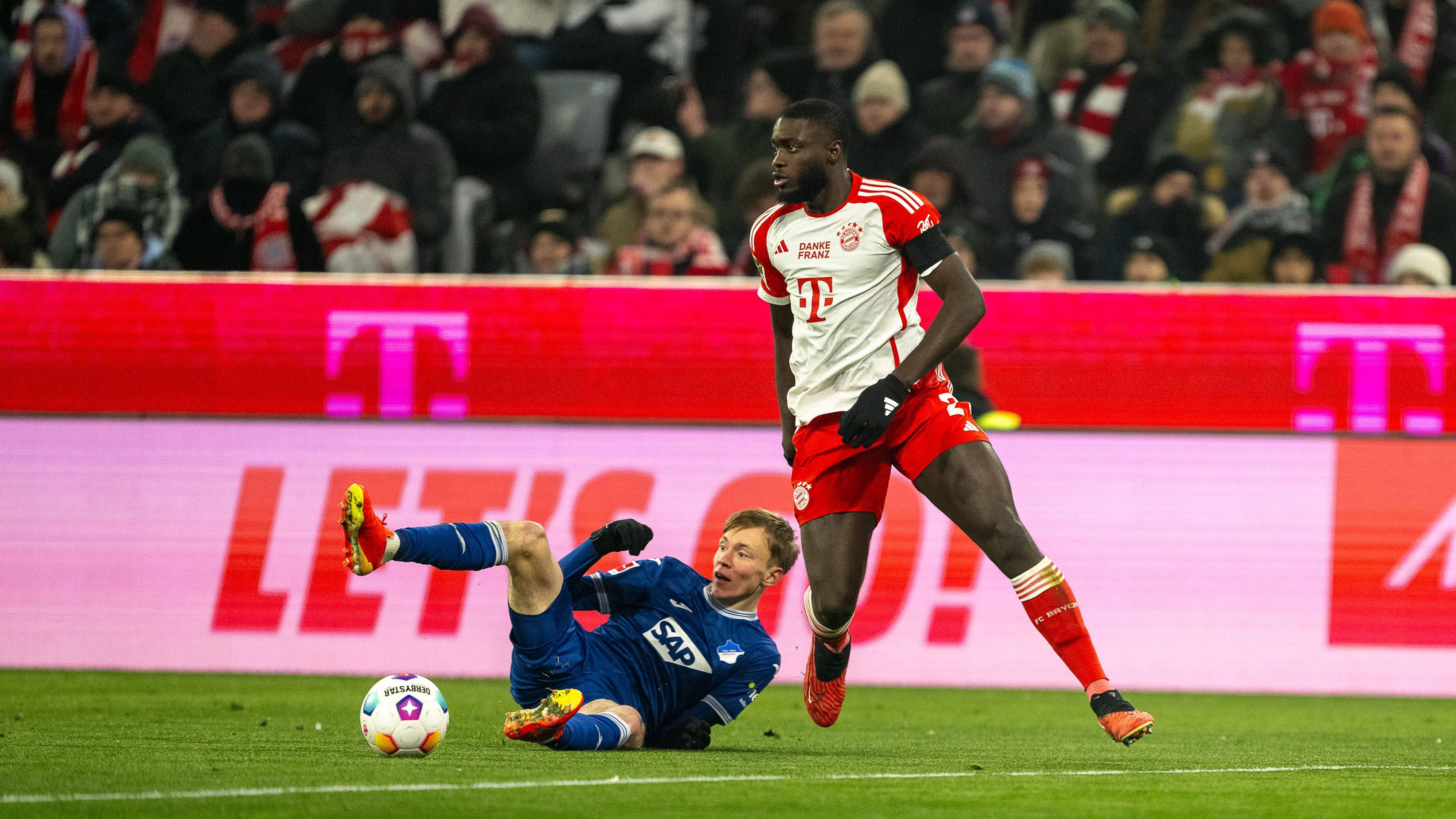 <strong>Dayot Upamecano</strong><br>Der Franzose beschränkt sich wie gewohnt auf die Defensive und ist dort angesichts der überschaubaren Hoffenheimer Angriffsbemühungen eine Stunde lang kaum gefordert. Kommt dann aber bei den drei folgenden Großchancen der Gäste ins Schwimmen. Insgesamt aber stabil und mit 97 Prozent passsicherster FCB-Profi. <strong><em>ran</em>-Note: 3</strong>